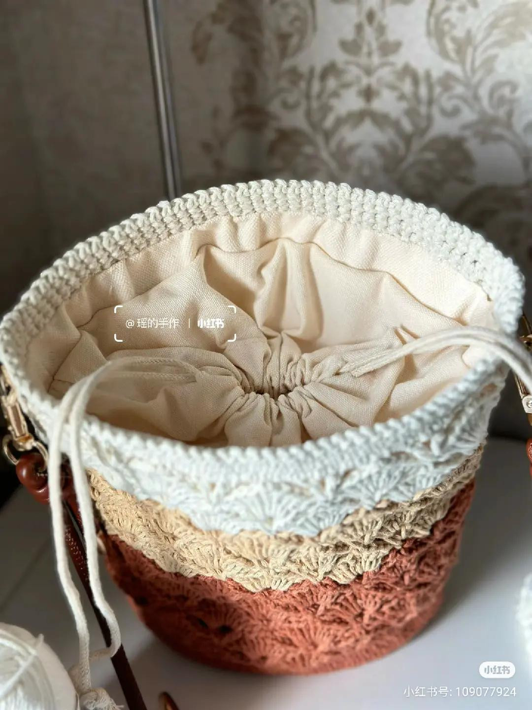 Handmade Crochet Tote Bag with Two-Tone Date Stitch Pattern and Chart