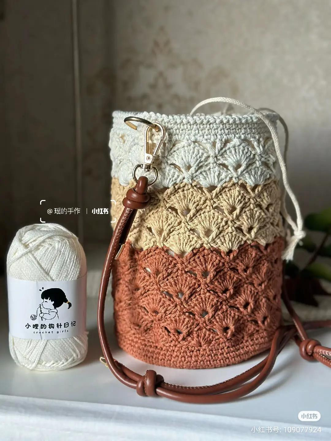 Handmade Crochet Tote Bag with Two-Tone Date Stitch Pattern and Chart