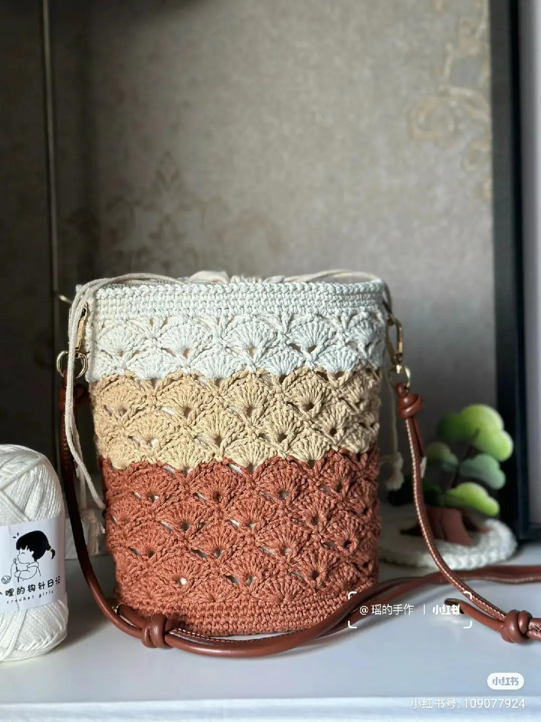 Handmade Crochet Tote Bag with Two-Tone Date Stitch Pattern and Chart
