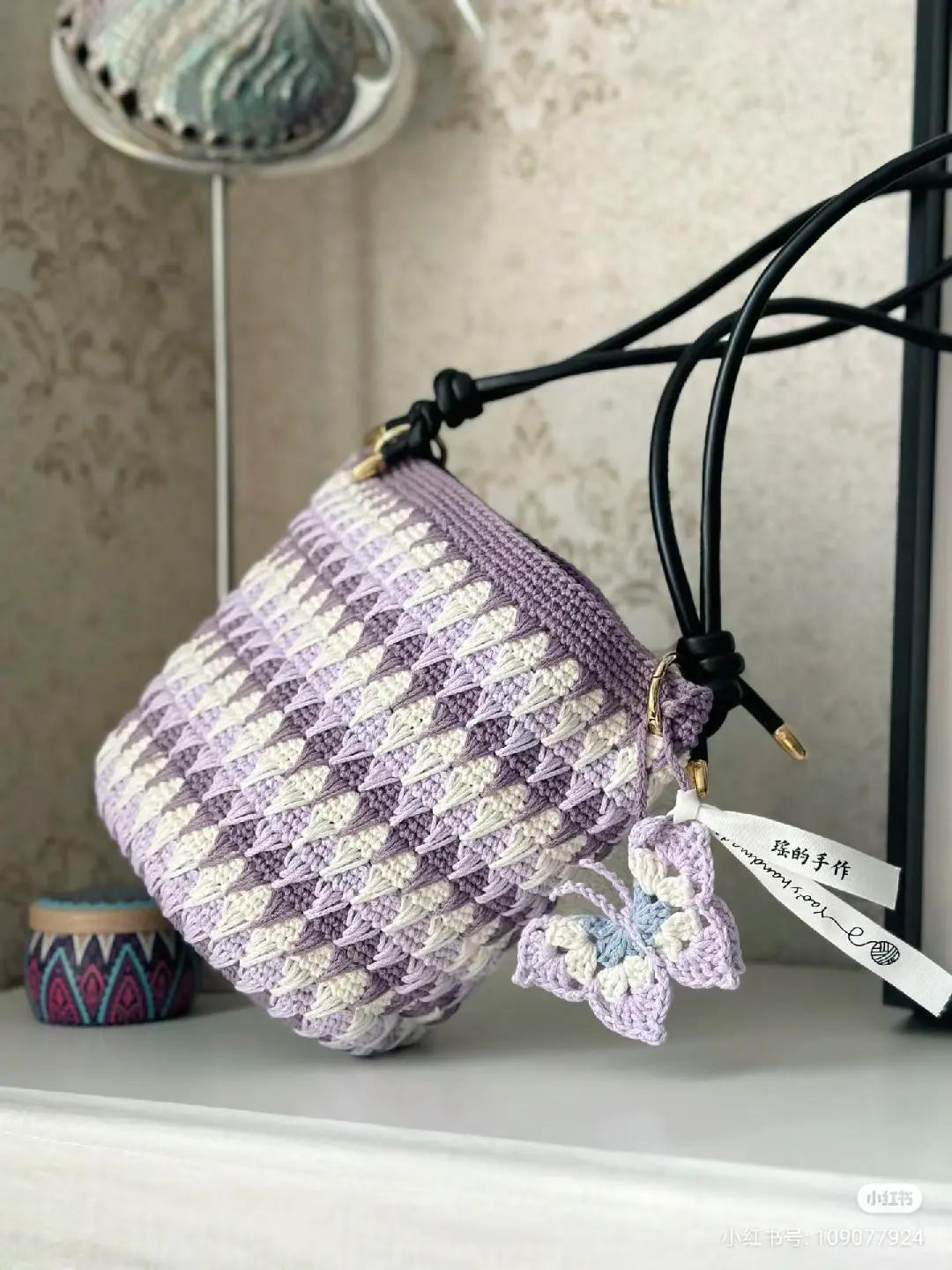 Handmade Crochet Tote Bag with Two-Tone Date Stitch Pattern and Chart