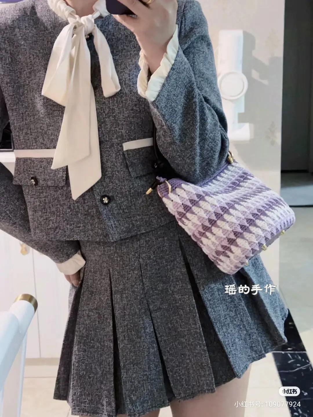 Handmade Crochet Tote Bag with Two-Tone Date Stitch Pattern and Chart