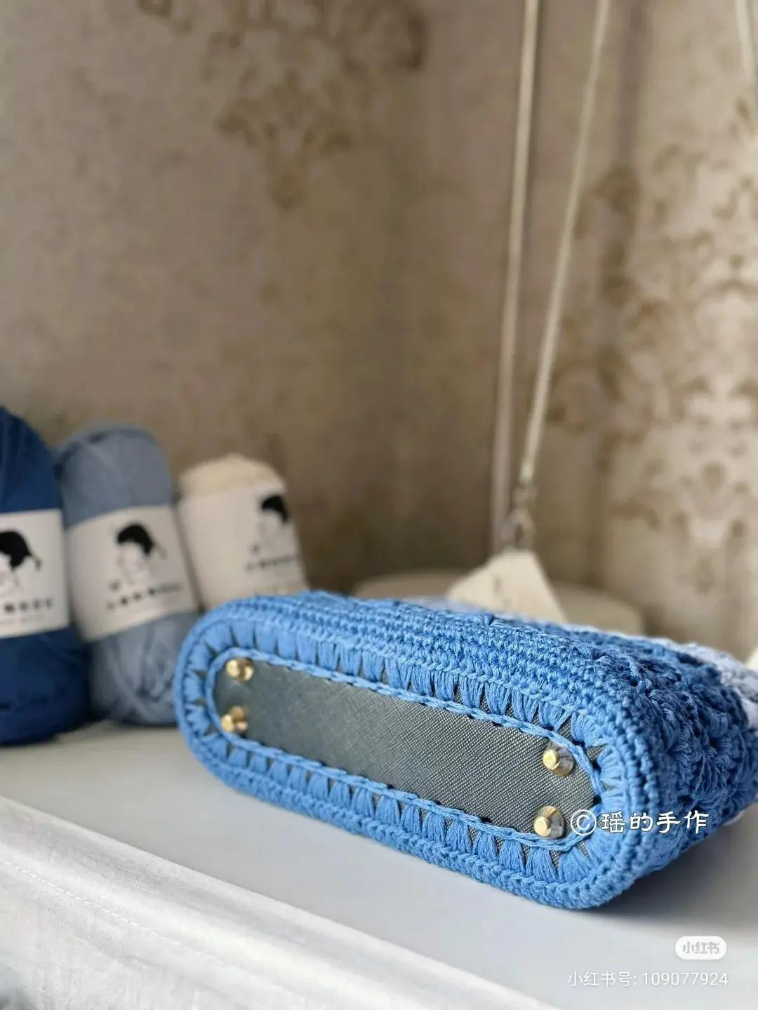 Handmade Crochet Tote Bag with Two-Tone Date Stitch Pattern and Chart