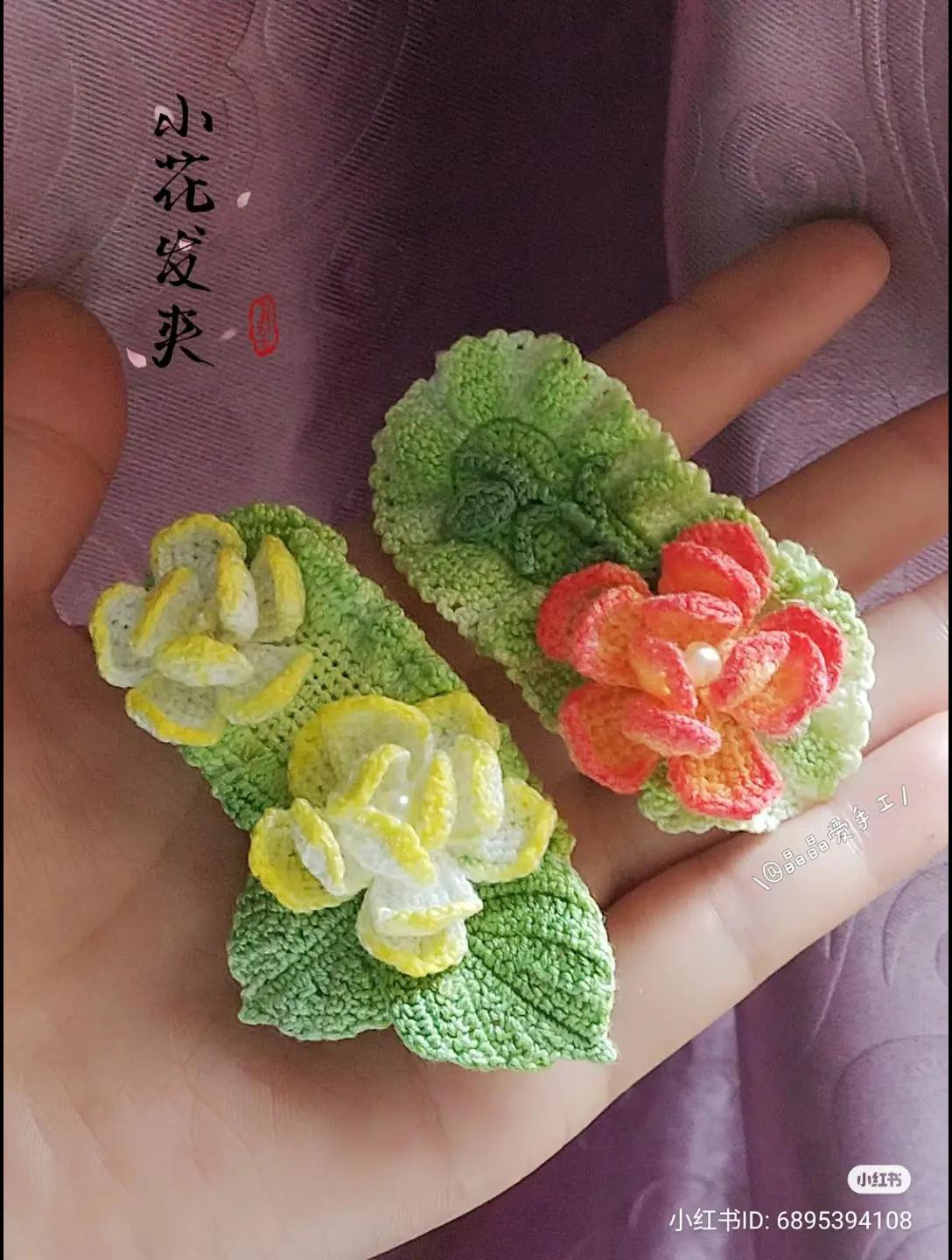 Handwritten Crochet Pattern Tutorial for Double Flower Hair Clip with Green Leaves and White-Yellow Flowers