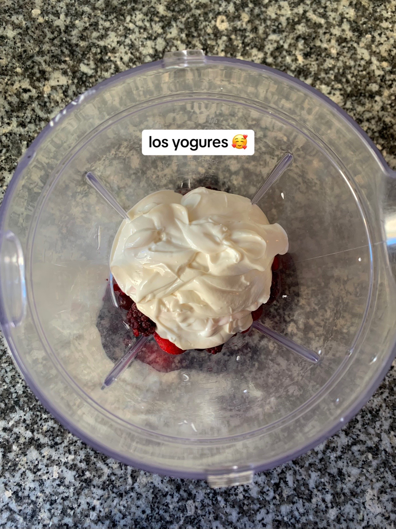 Helado de frutos rojos con yogur griego