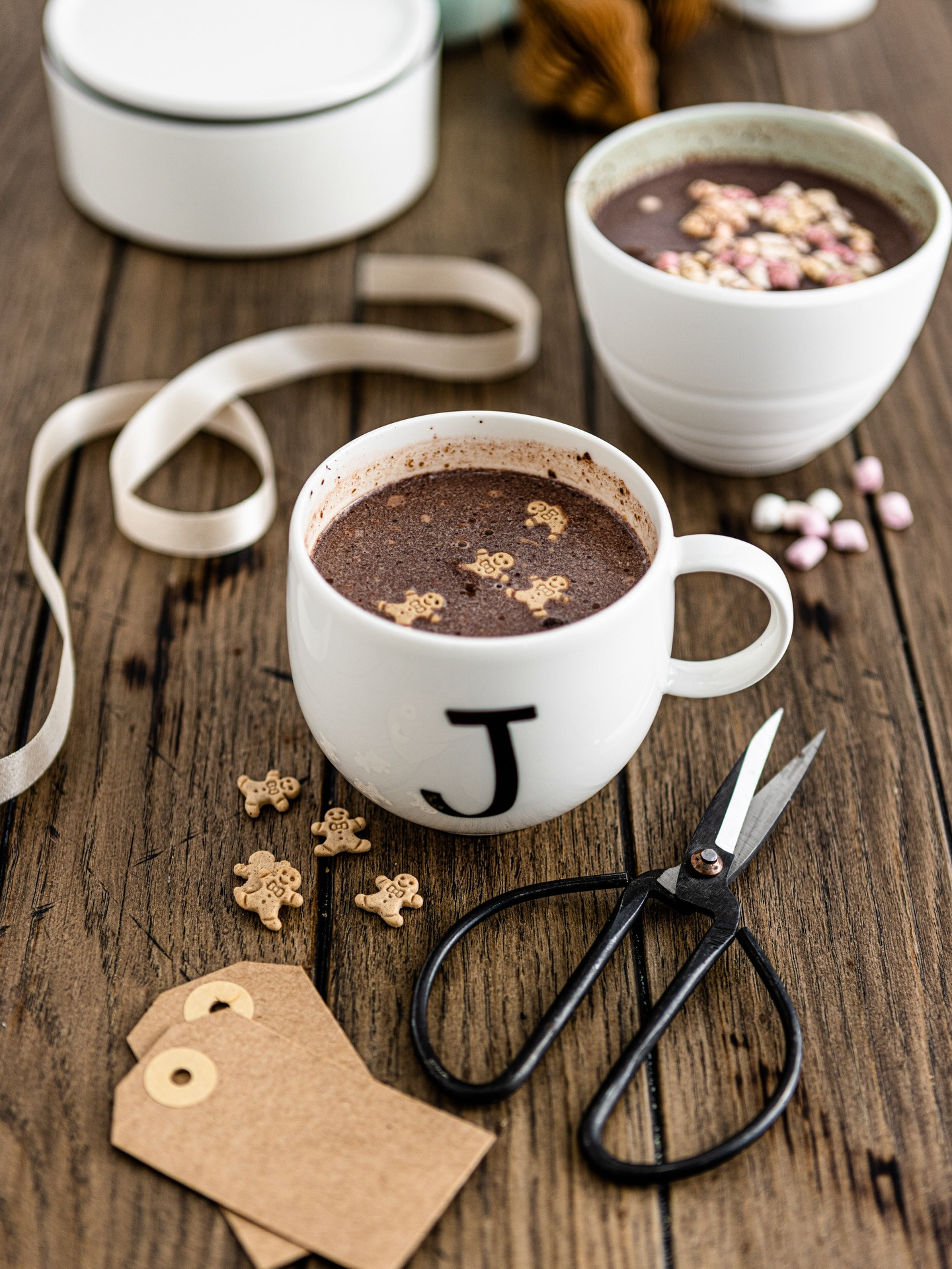 Hot Chocolate Bombs: Schmelzende Schokokugeln mit Marshmallows und Lebkuchengewürz