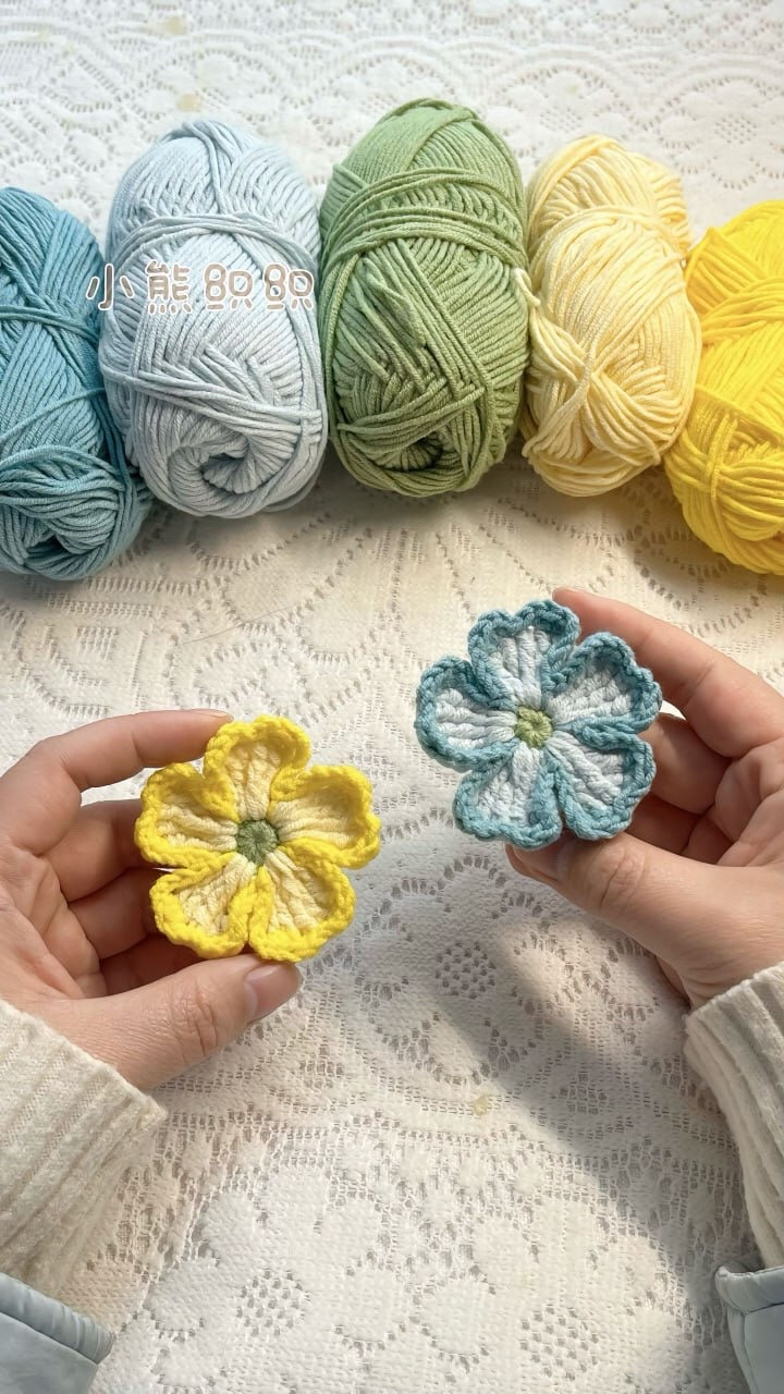 How to crochet small flowers with yellow and blue yarn