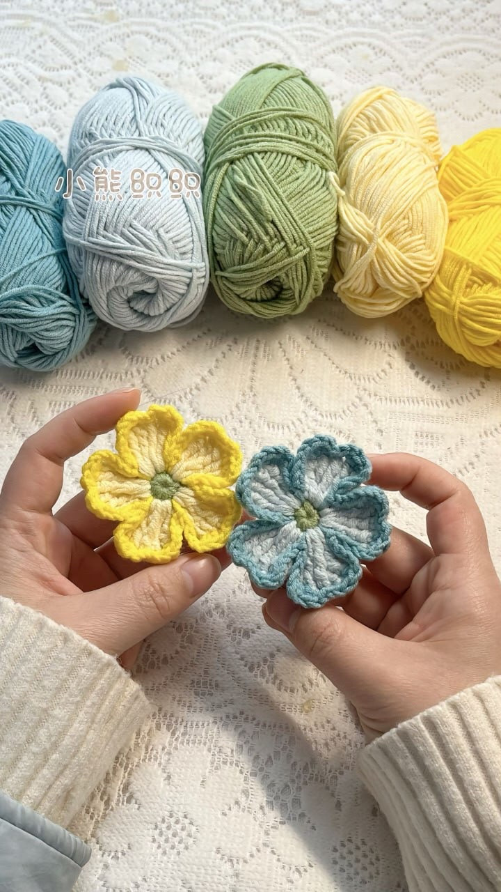 How to crochet small flowers with yellow and blue yarn