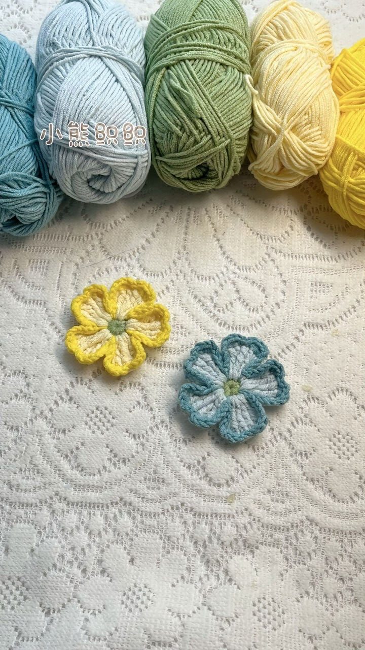 How to crochet small flowers with yellow and blue yarn