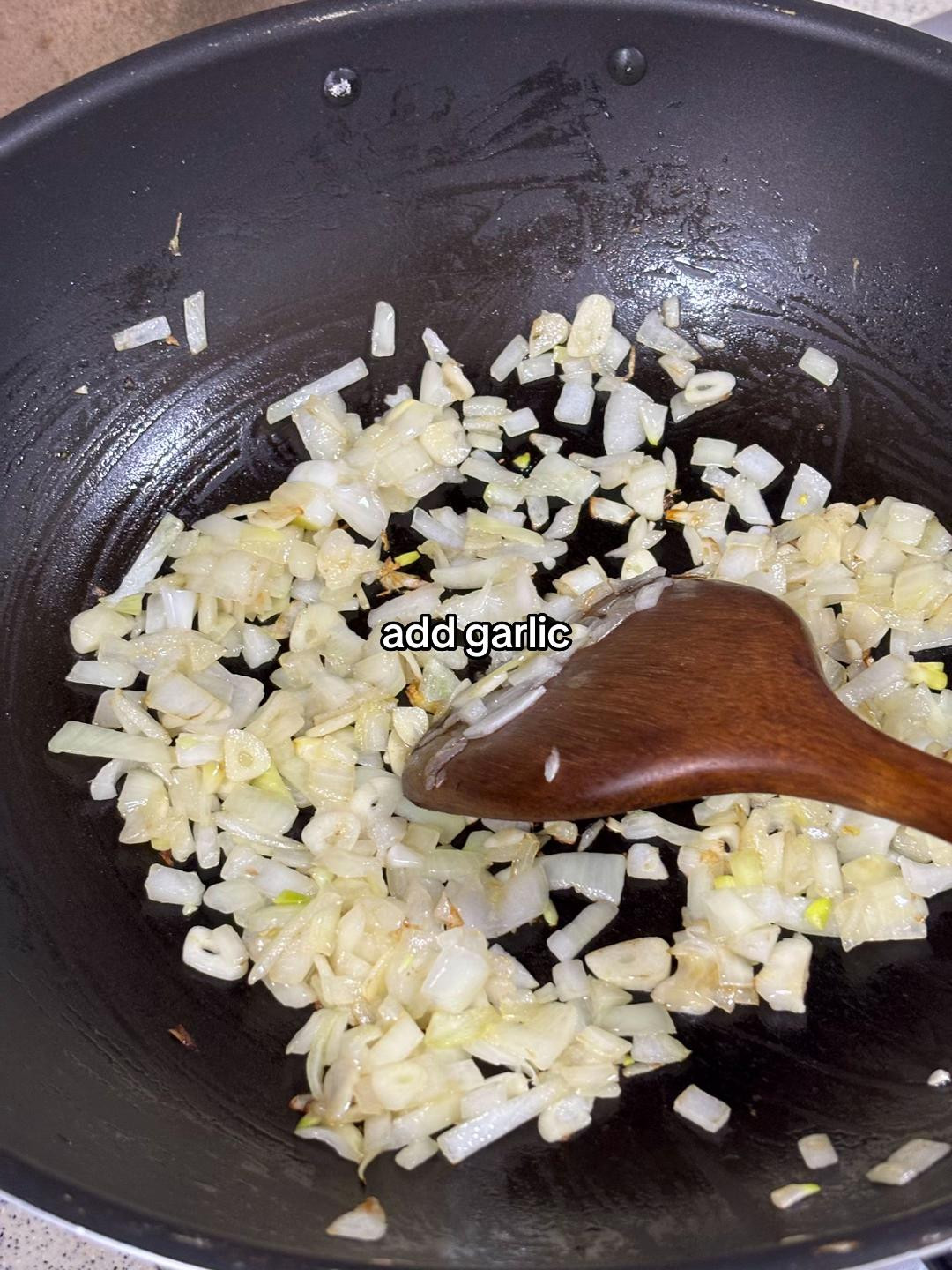 How to make delicious char siew fried rice with diced meat, garlic, onions, and scrambled eggs
