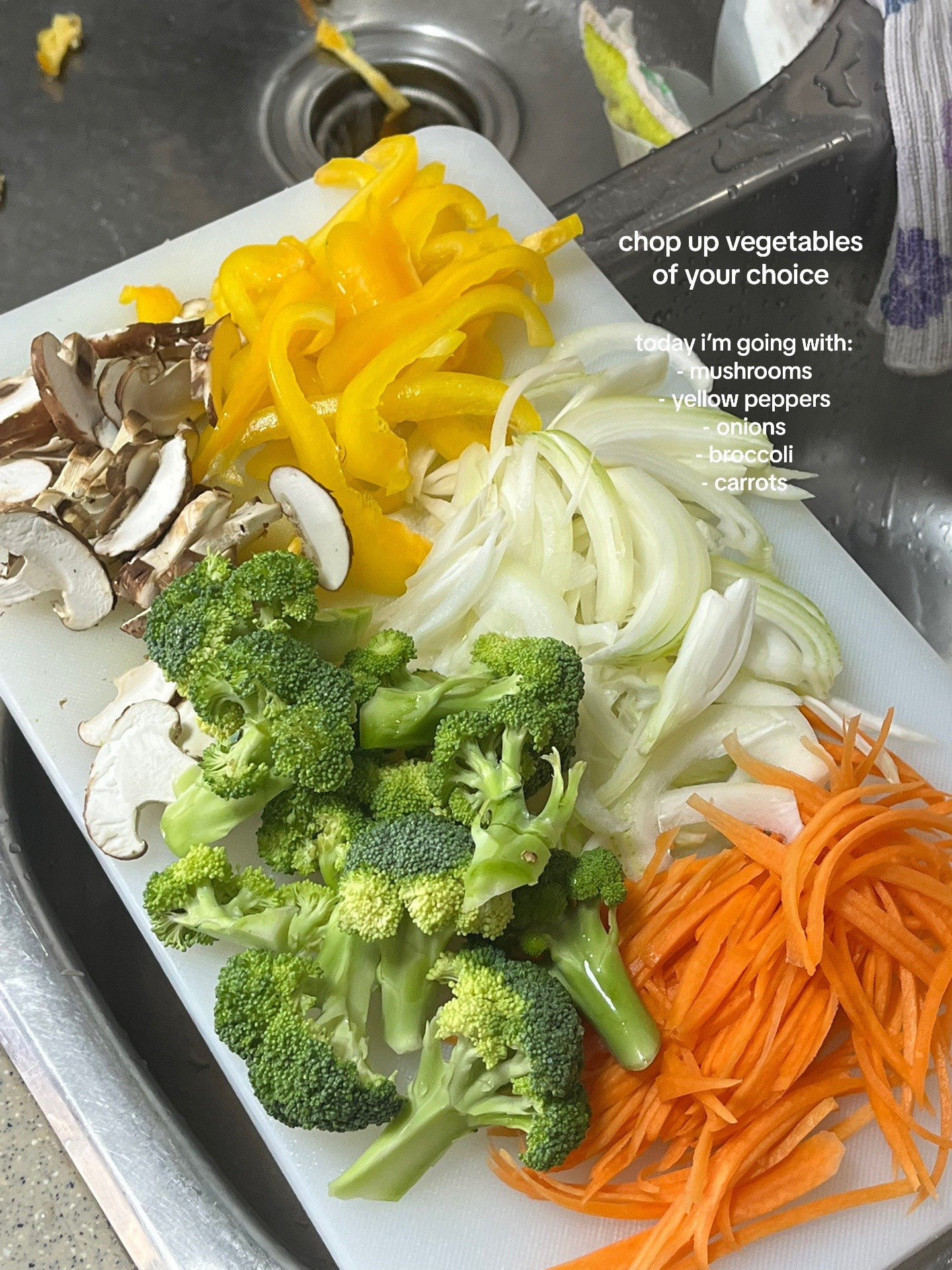 How to make delicious Korean Bibimbap with fresh vegetables and fried egg