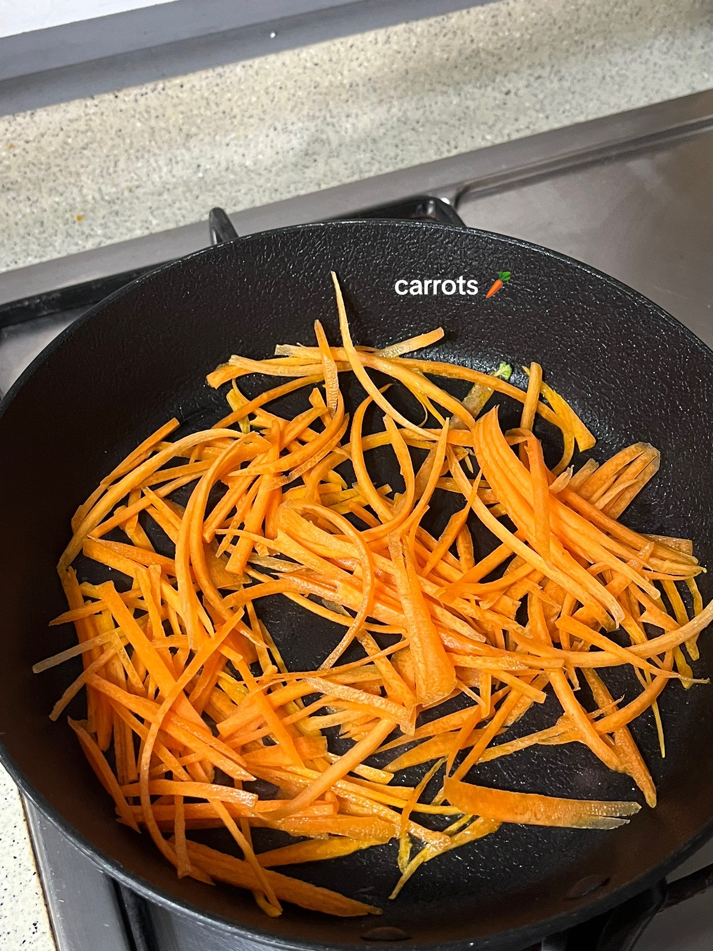 How to make delicious Korean Bibimbap with fresh vegetables and fried egg