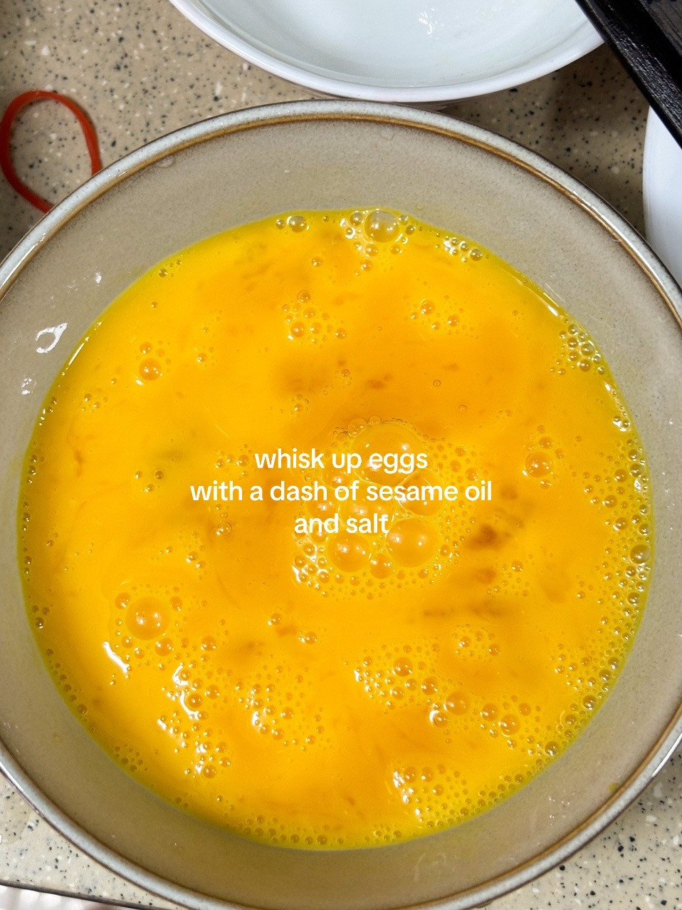 How to make delicious seaweed egg rolls with sesame oil and salt