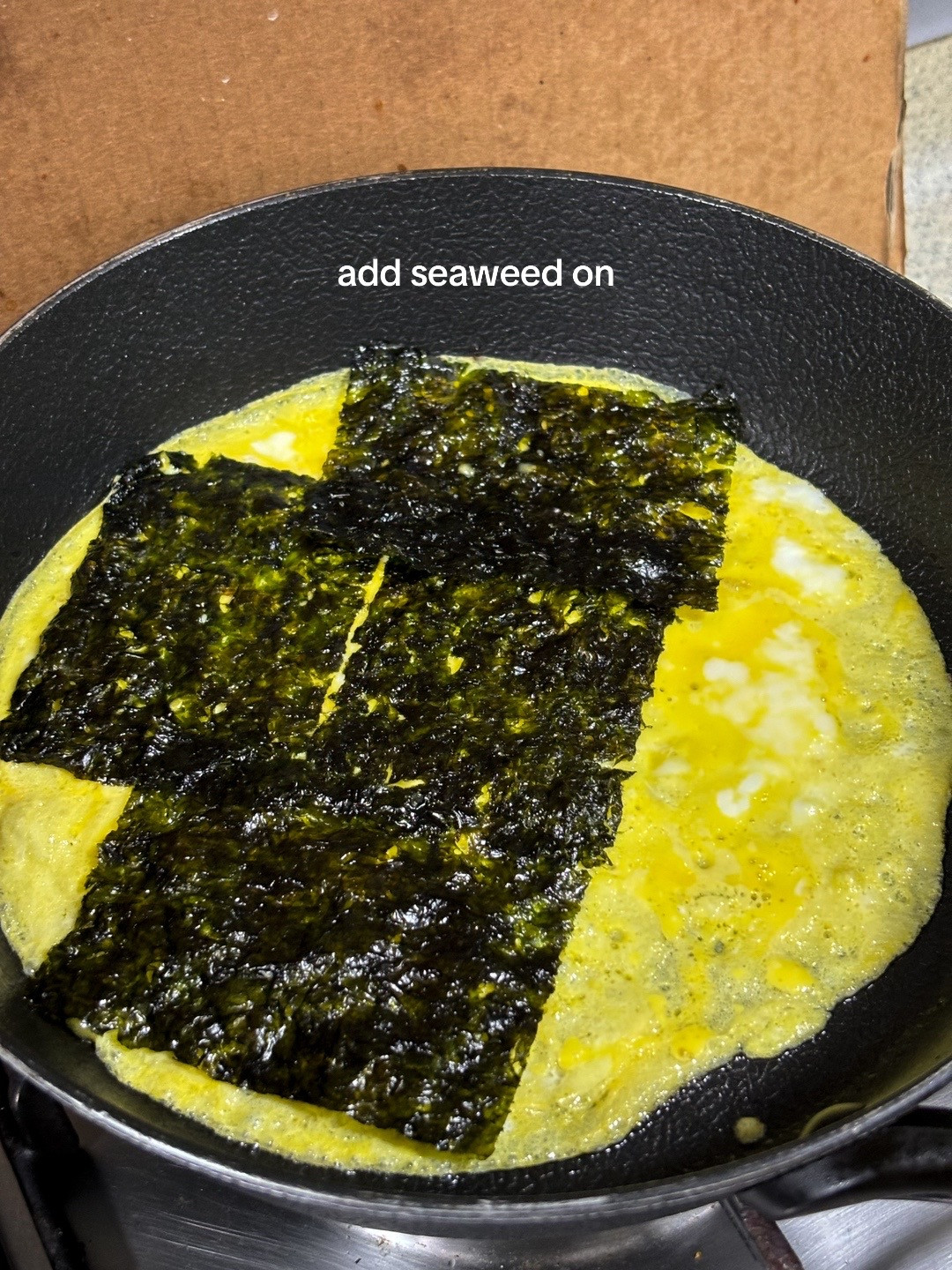 How to make delicious seaweed egg rolls with sesame oil and salt