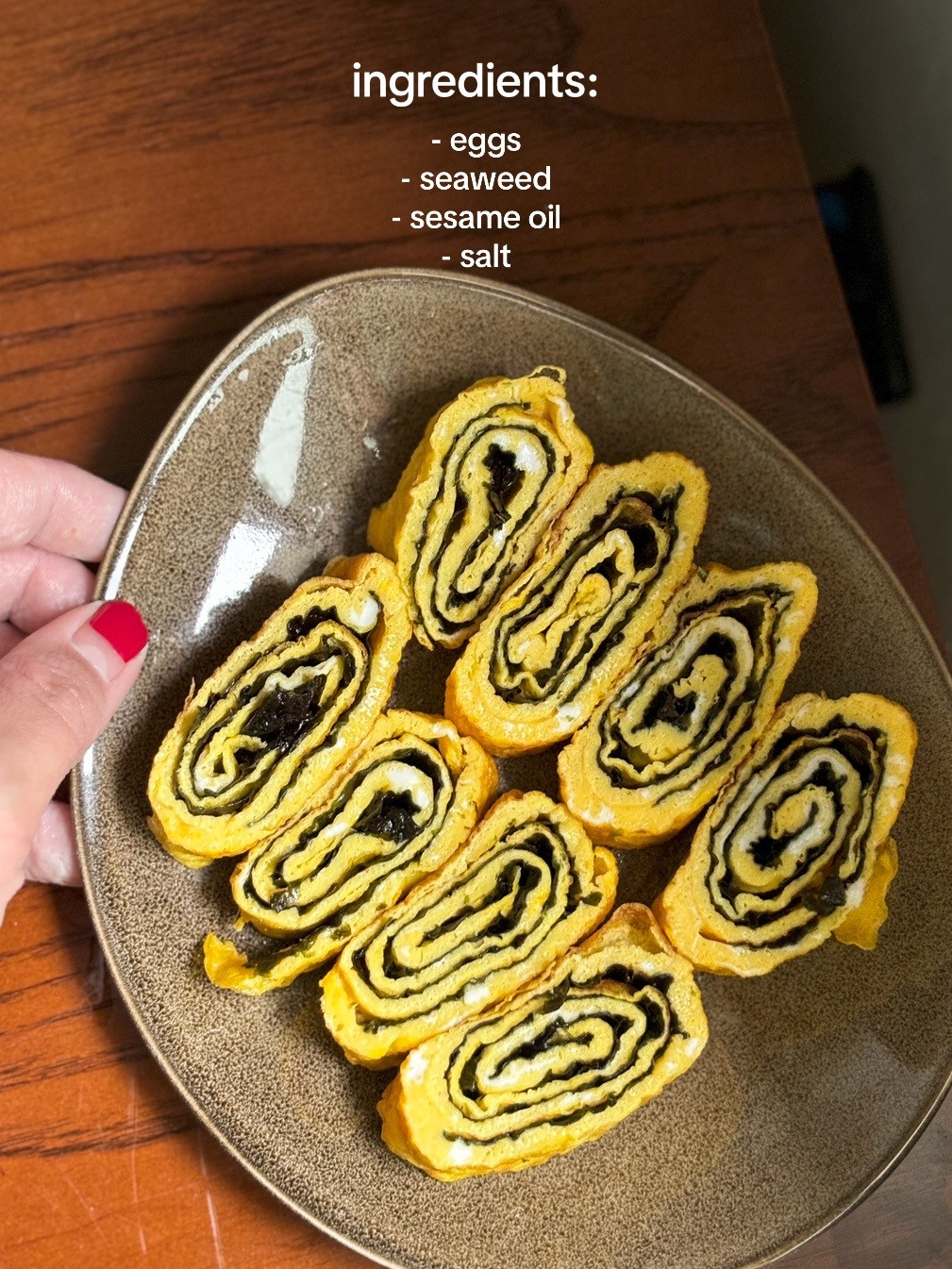 How to make delicious seaweed egg rolls with sesame oil and salt