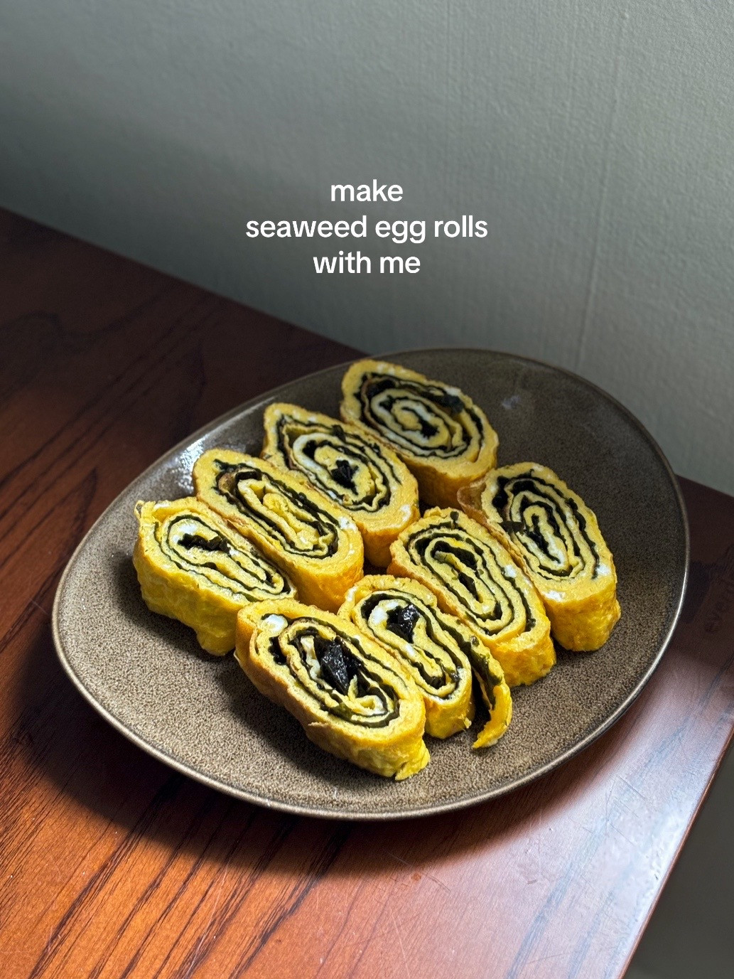 How to make delicious seaweed egg rolls with sesame oil and salt