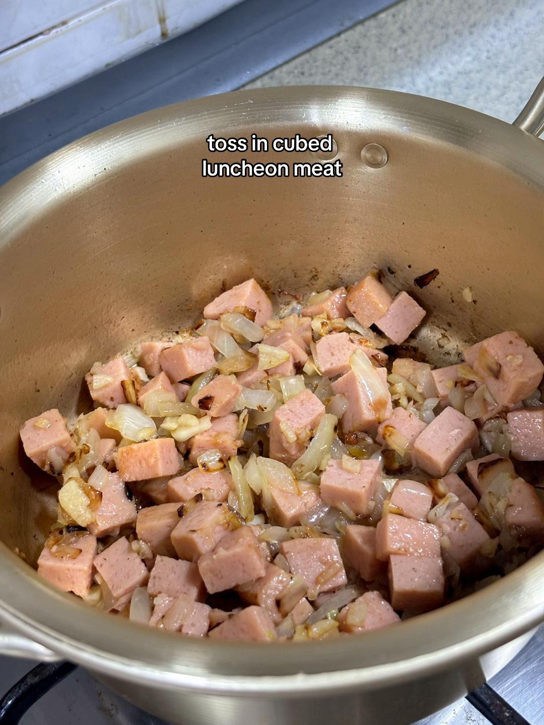 How to make Hong Kong style macaroni soup with luncheon meat and fried egg