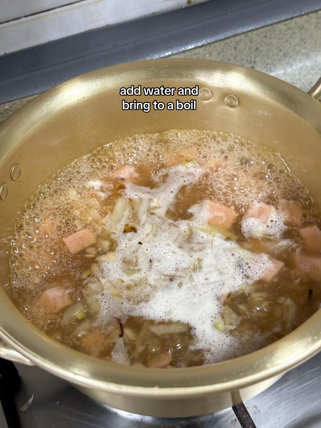 How to make Hong Kong style macaroni soup with luncheon meat and fried egg