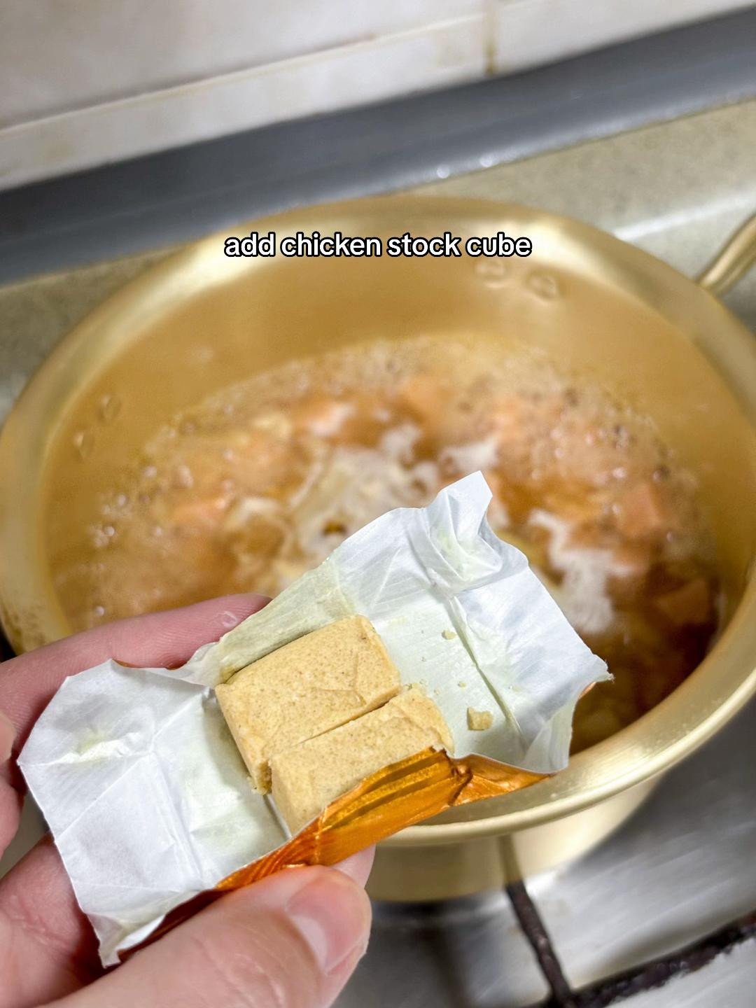 How to make Hong Kong style macaroni soup with luncheon meat and fried egg