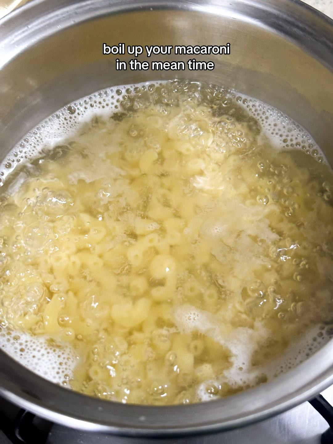 How to make Hong Kong style macaroni soup with luncheon meat and fried egg