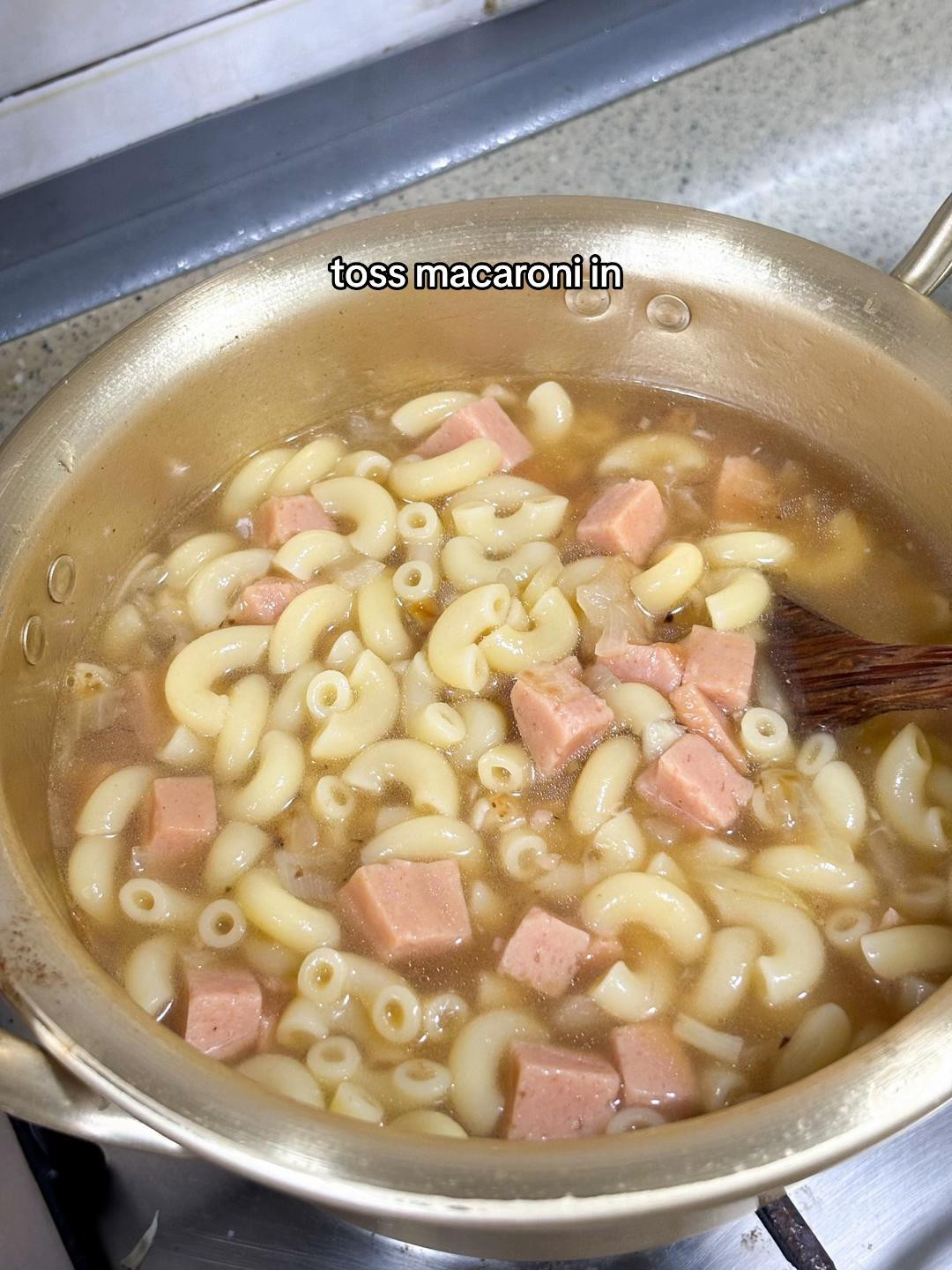 How to make Hong Kong style macaroni soup with luncheon meat and fried egg