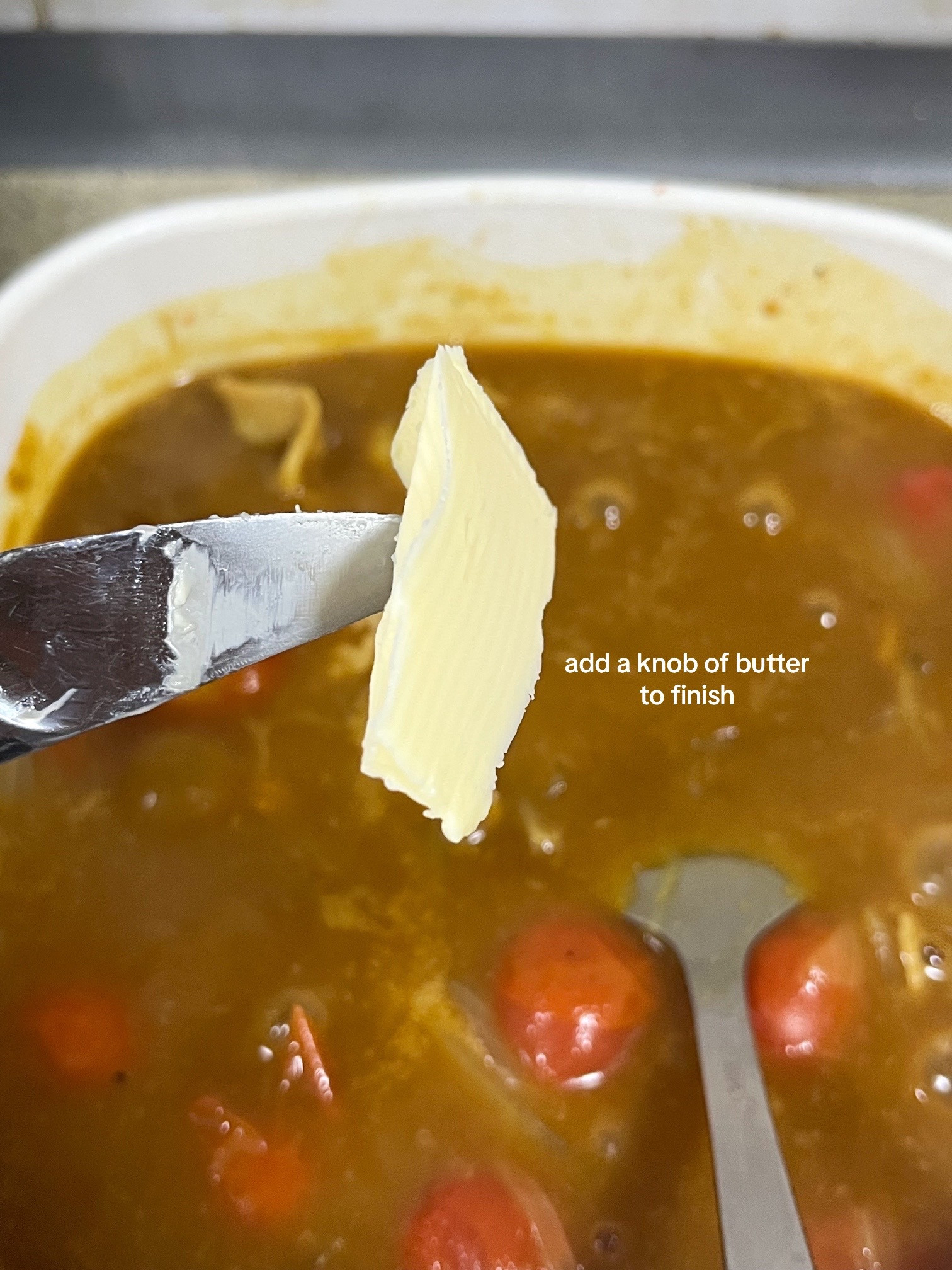 How to make Japanese tomato curry with rice and scrambled eggs