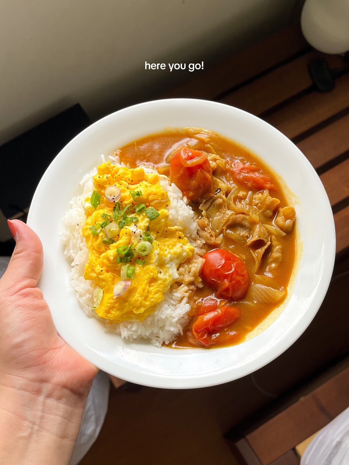 How to make Japanese tomato curry with rice and scrambled eggs