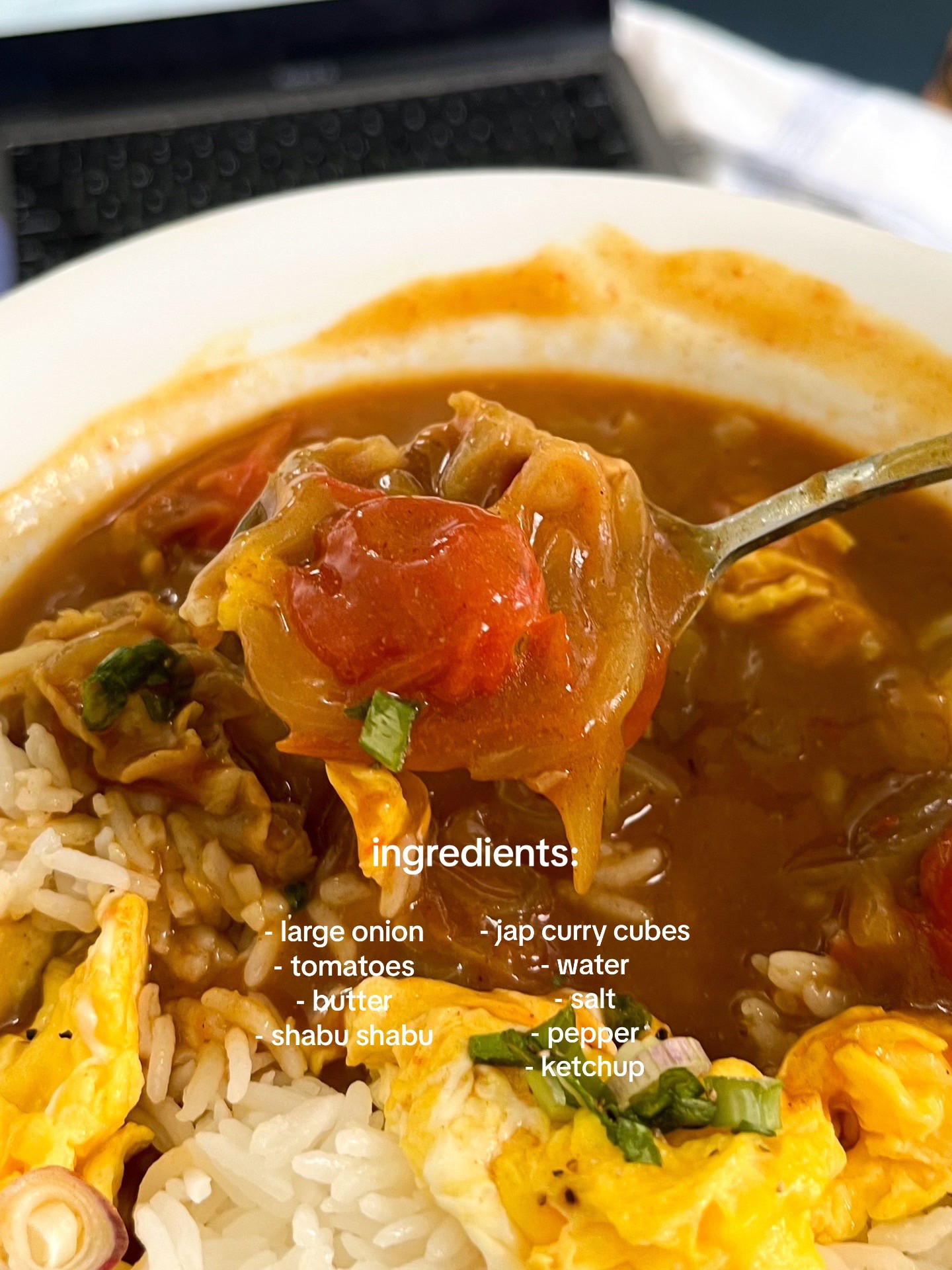 How to make Japanese tomato curry with rice and scrambled eggs