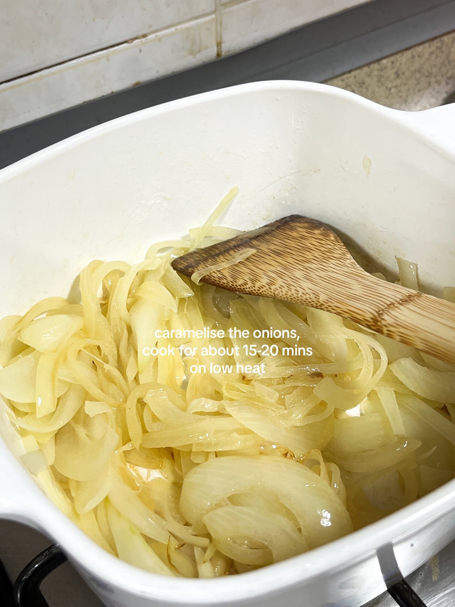 How to make Japanese tomato curry with rice and scrambled eggs