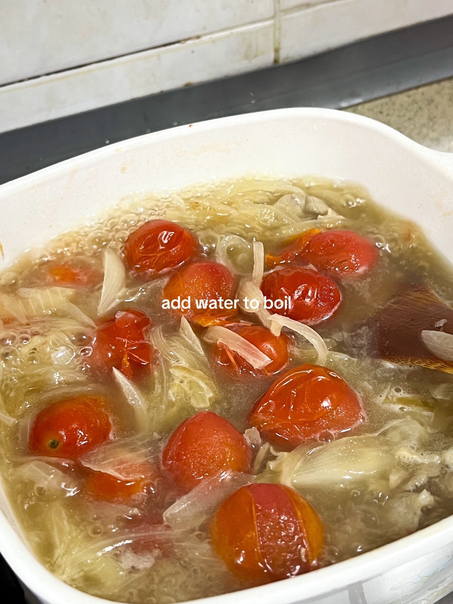 How to make Japanese tomato curry with rice and scrambled eggs