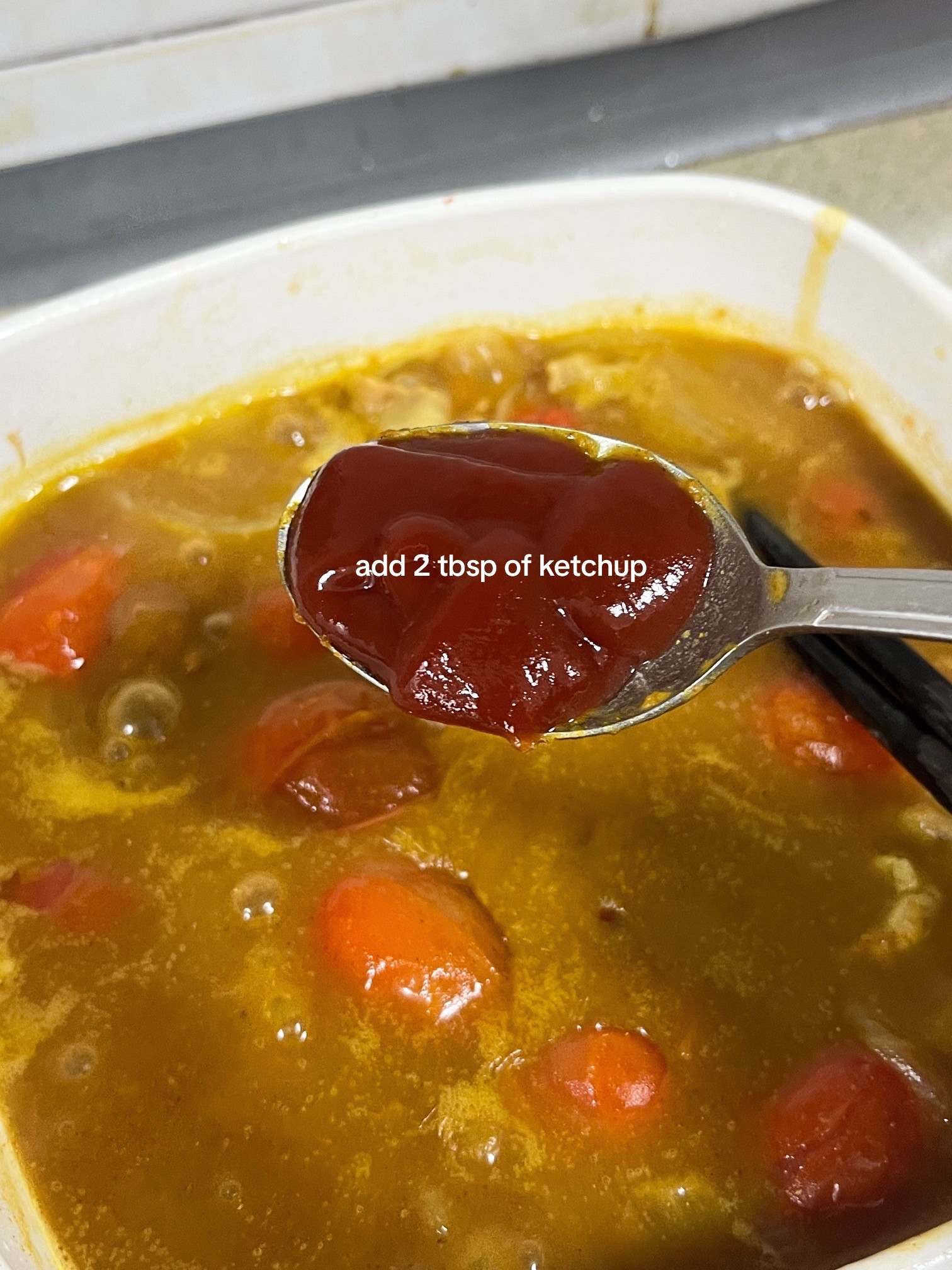 How to make Japanese tomato curry with rice and scrambled eggs