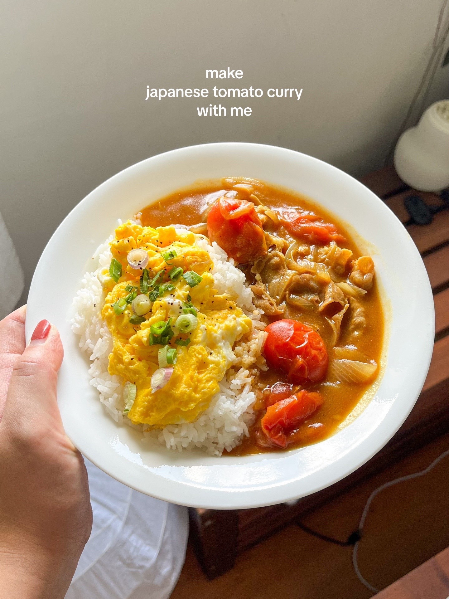 How to make Japanese tomato curry with rice and scrambled eggs