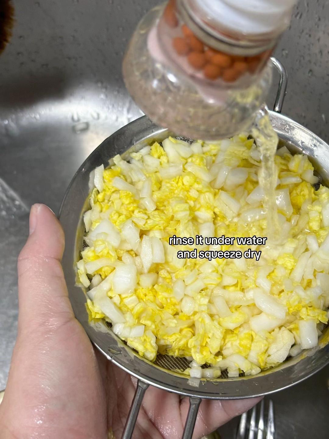 How to make juicy cabbage pork dumplings with napa cabbage and mushroom soup