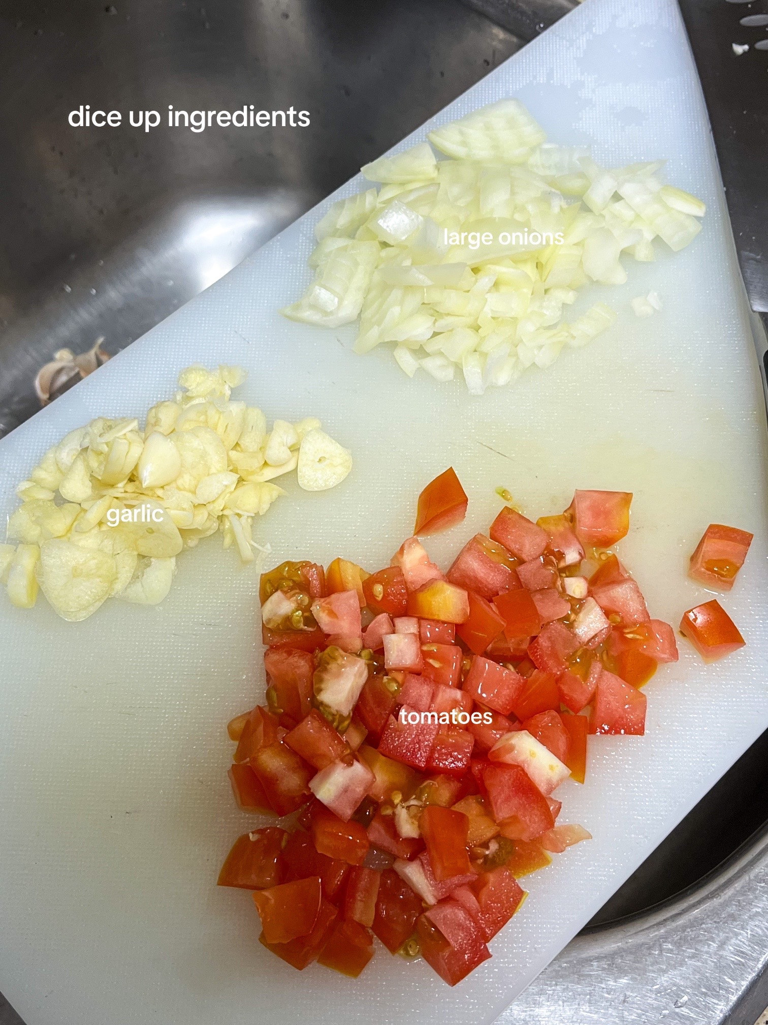 How to make Shakshuka with poached eggs in tomato sauce