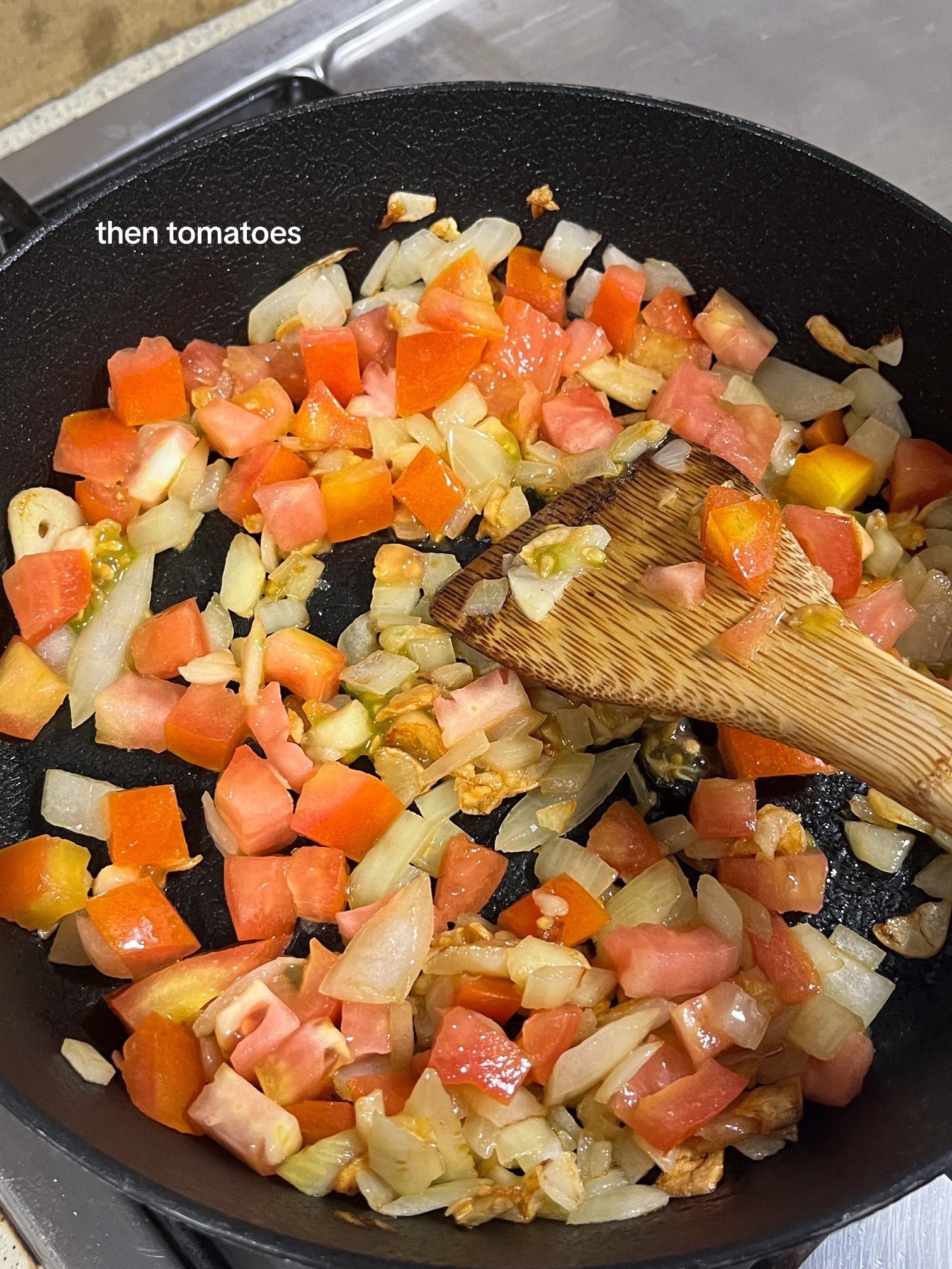 How to make Shakshuka with poached eggs in tomato sauce