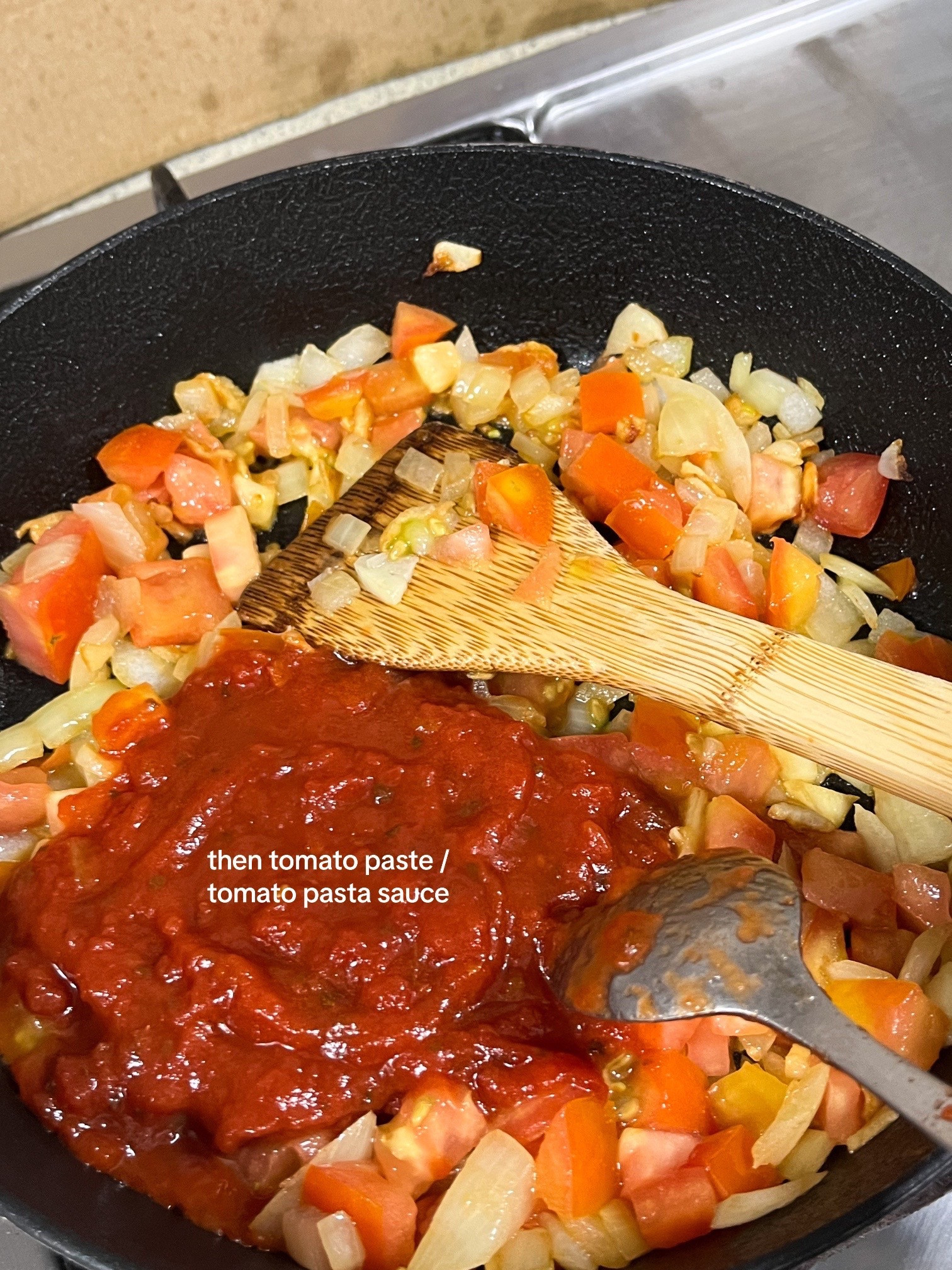 How to make Shakshuka with poached eggs in tomato sauce