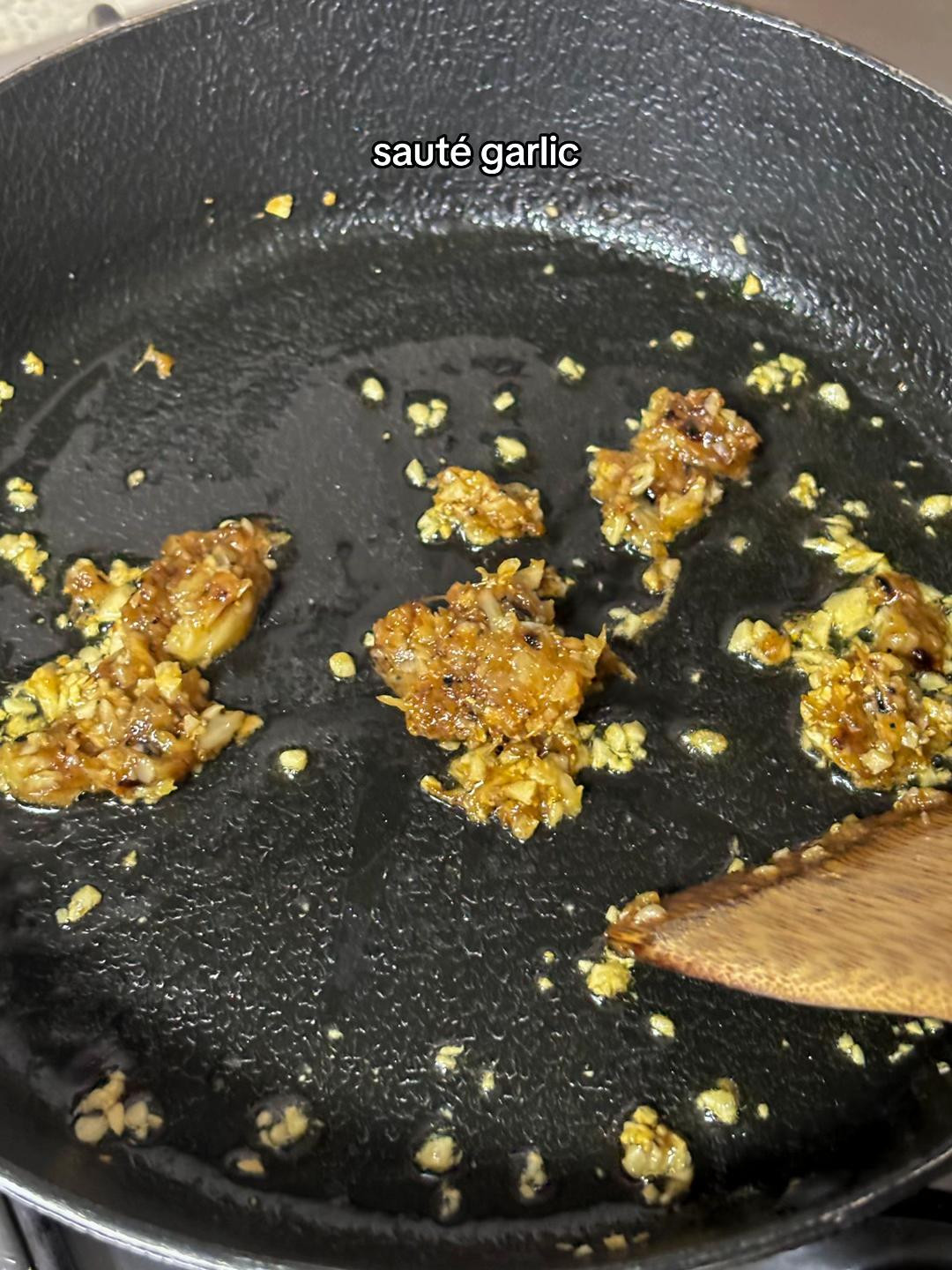 How to plate pesto pasta with minced garlic and Barilla Genovese sauce