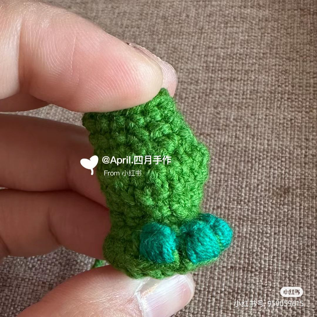 Hugging Dinosaur Keychain Crochet Pattern Tutorial