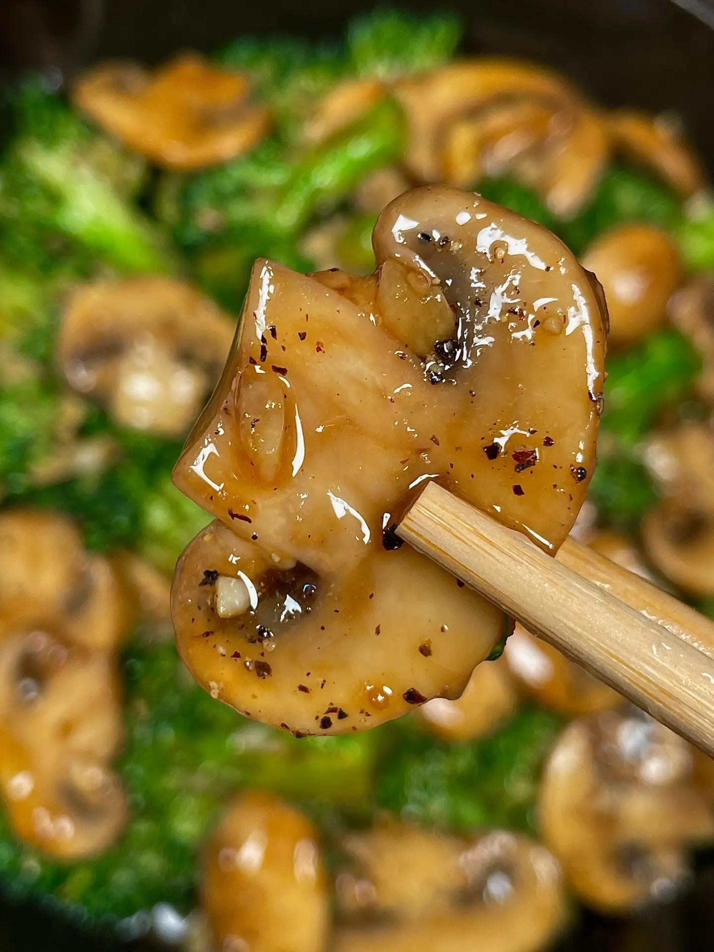 Hướng dẫn cách làm món nấm xào bông cải xanh sốt蚝油 tỏi băm giòn ngon