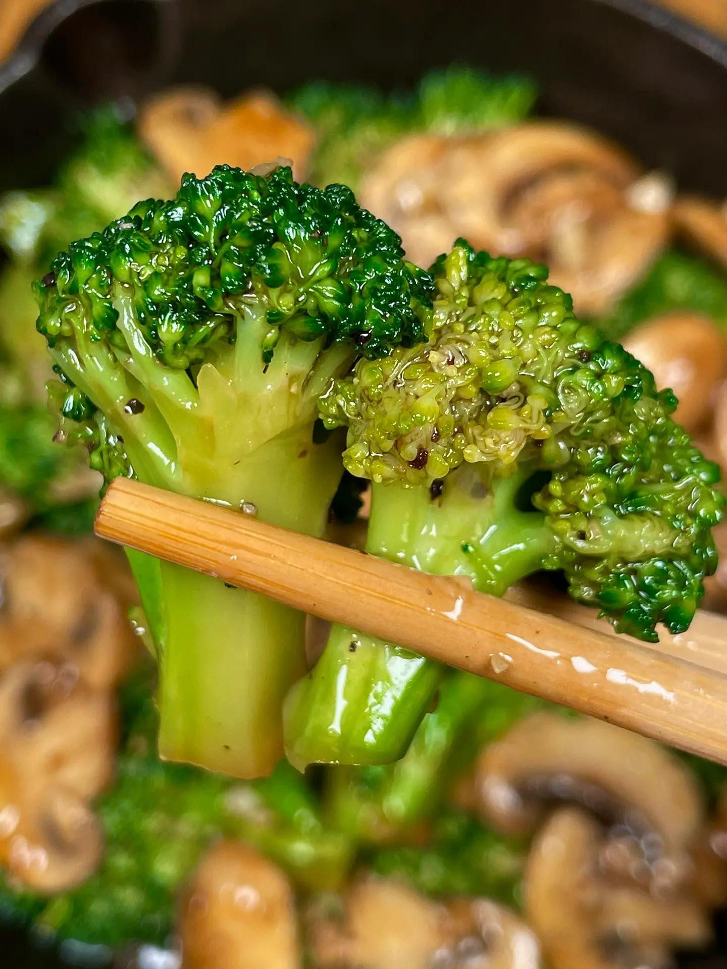 Hướng dẫn cách làm món nấm xào bông cải xanh sốt蚝油 tỏi băm giòn ngon