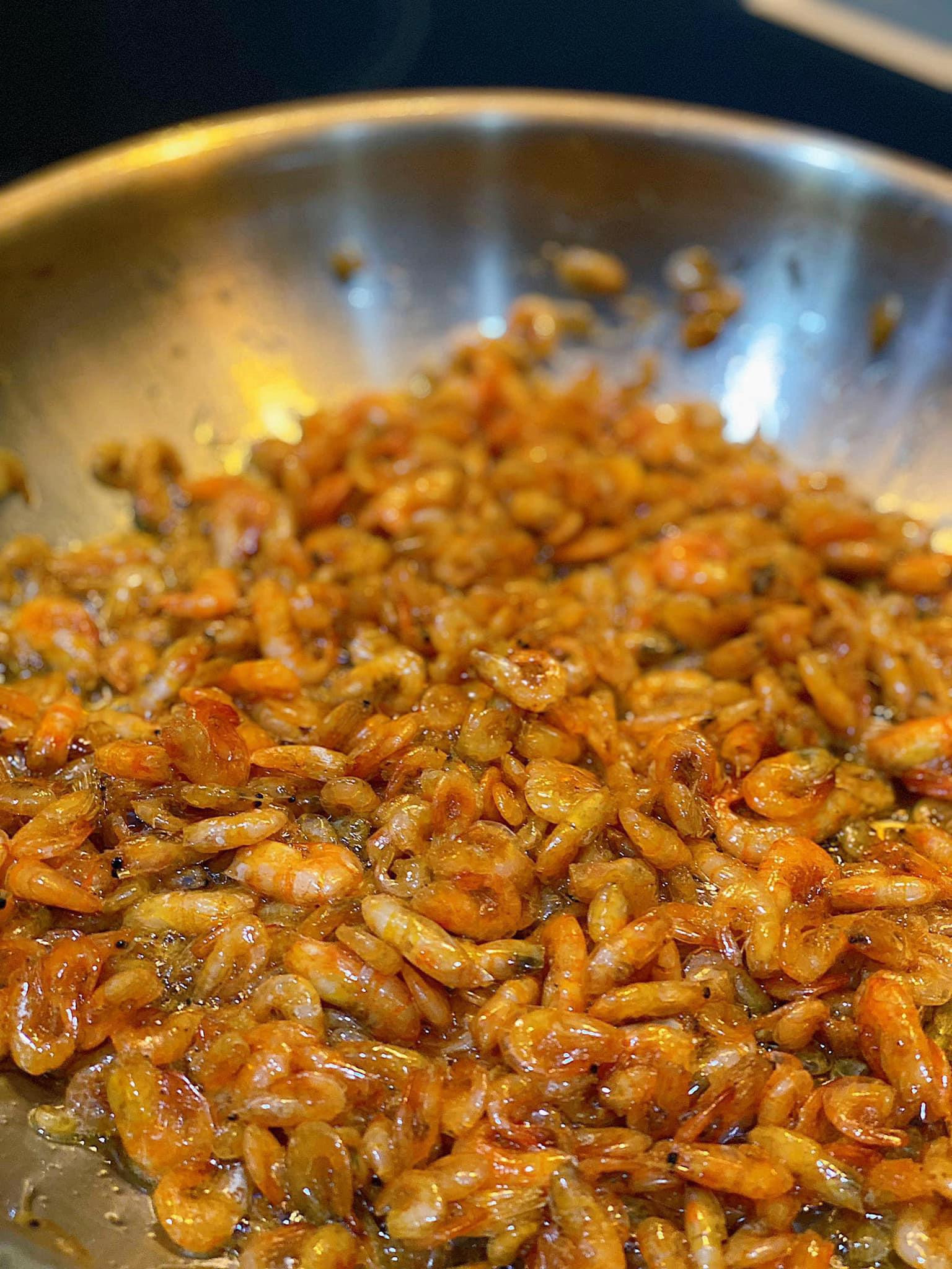 Hướng dẫn cách rang tôm tép khô giòn tan, đậm đà hương vị truyền thống Việt Nam