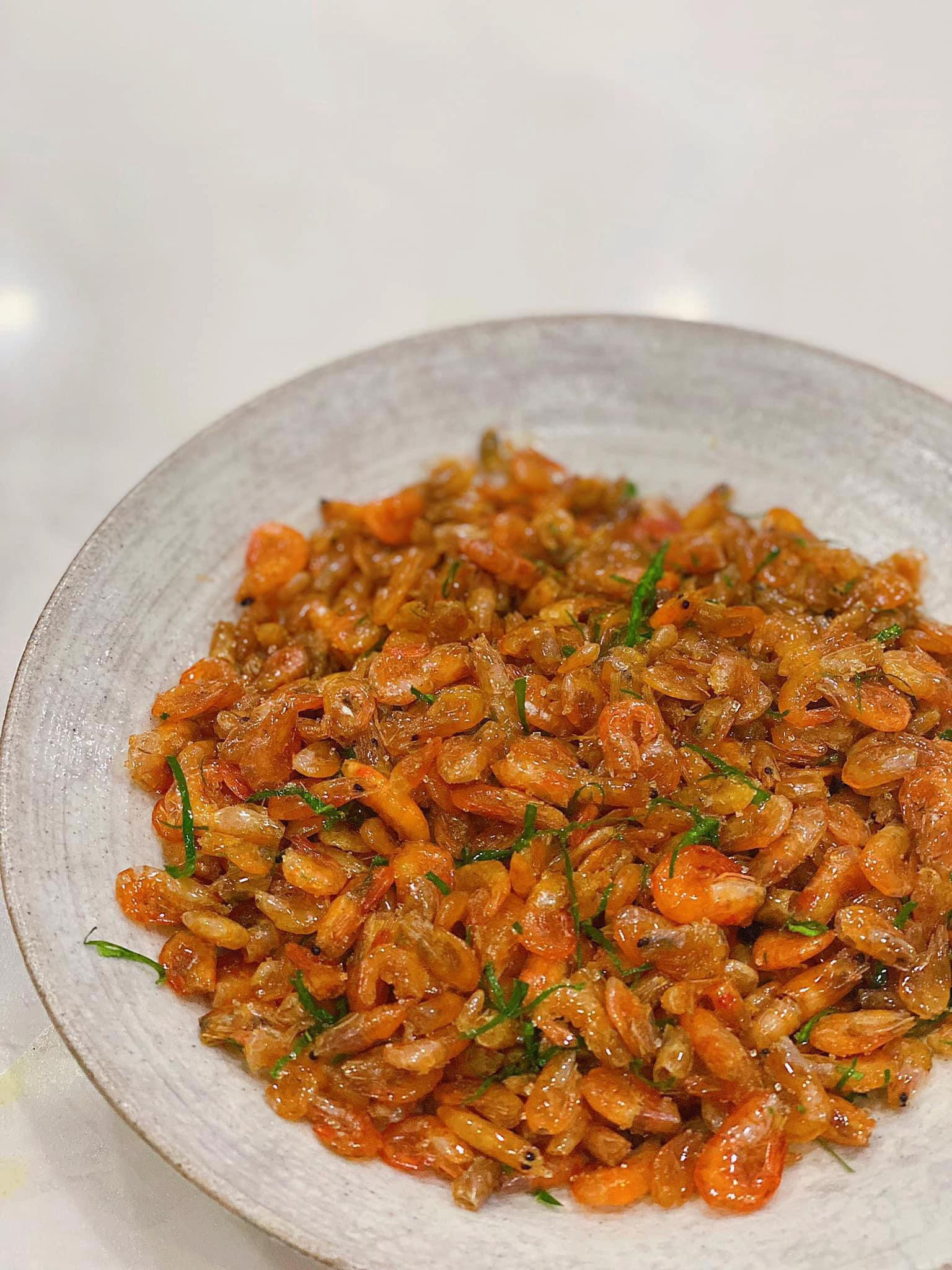 Hướng dẫn cách rang tôm tép khô giòn tan, đậm đà hương vị truyền thống Việt Nam