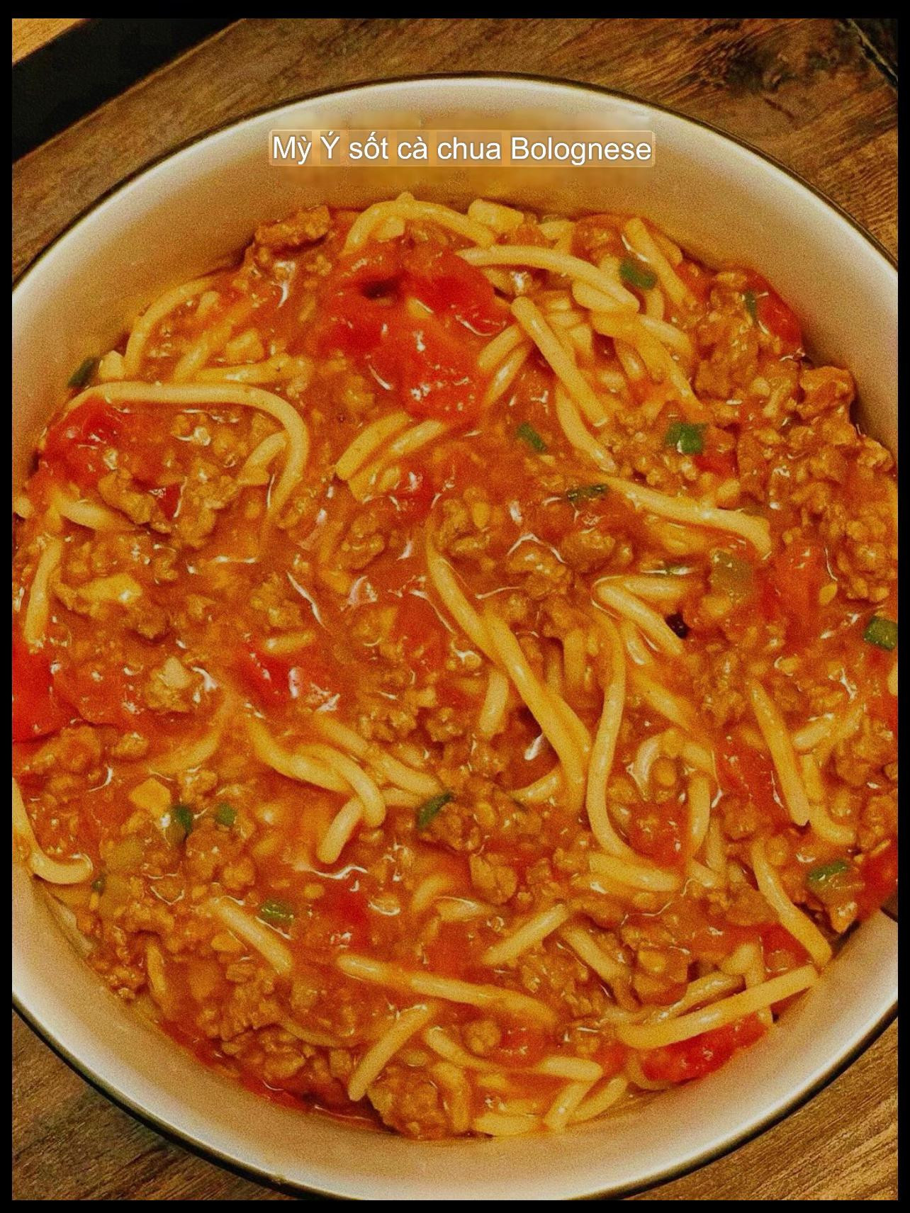 Hướng dẫn chi tiết cách làm Mỳ Ý sốt cà chua Bolognese với thịt băm, khoai tây và cà chua thái hạt lựu