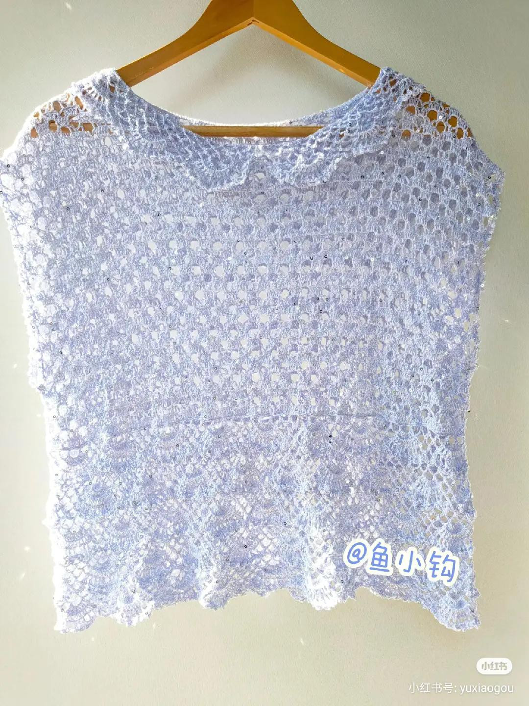 Hướng dẫn chi tiết cách móc áo len hoa văn ren tinh tế màu xanh tím nhạt, bao gồm sơ đồ và mẫu hoàn thiện