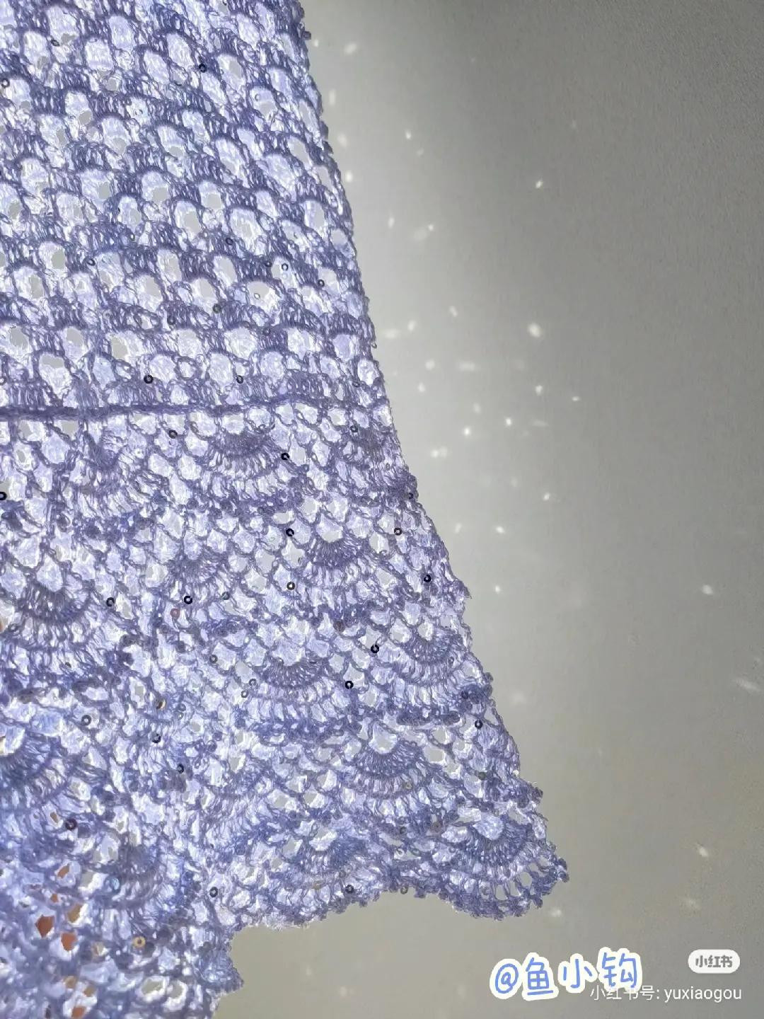 Hướng dẫn chi tiết cách móc áo len hoa văn ren tinh tế màu xanh tím nhạt, bao gồm sơ đồ và mẫu hoàn thiện