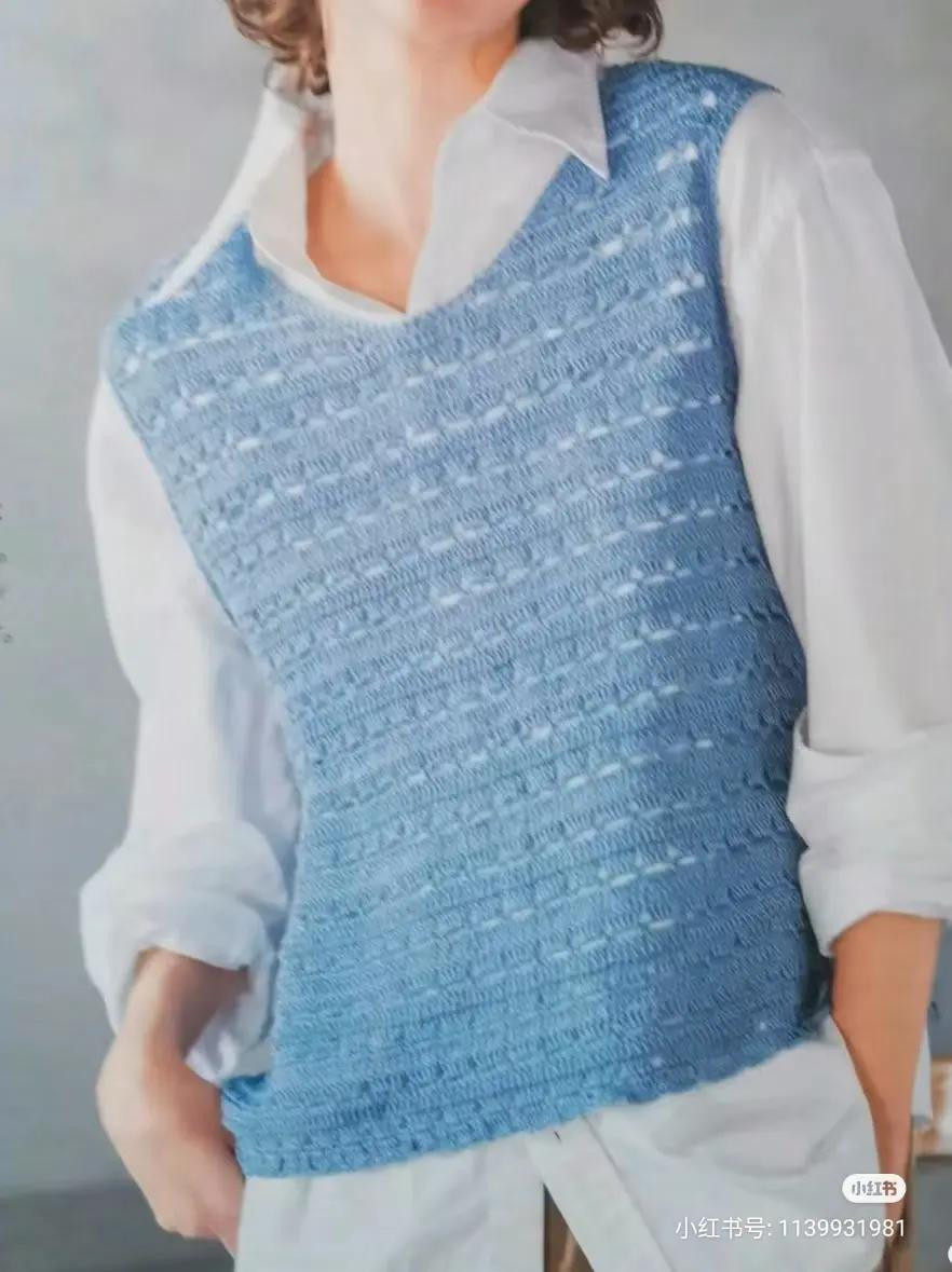 Hướng dẫn chi tiết cách móc áo len không tay màu xanh với họa tiết hoa văn