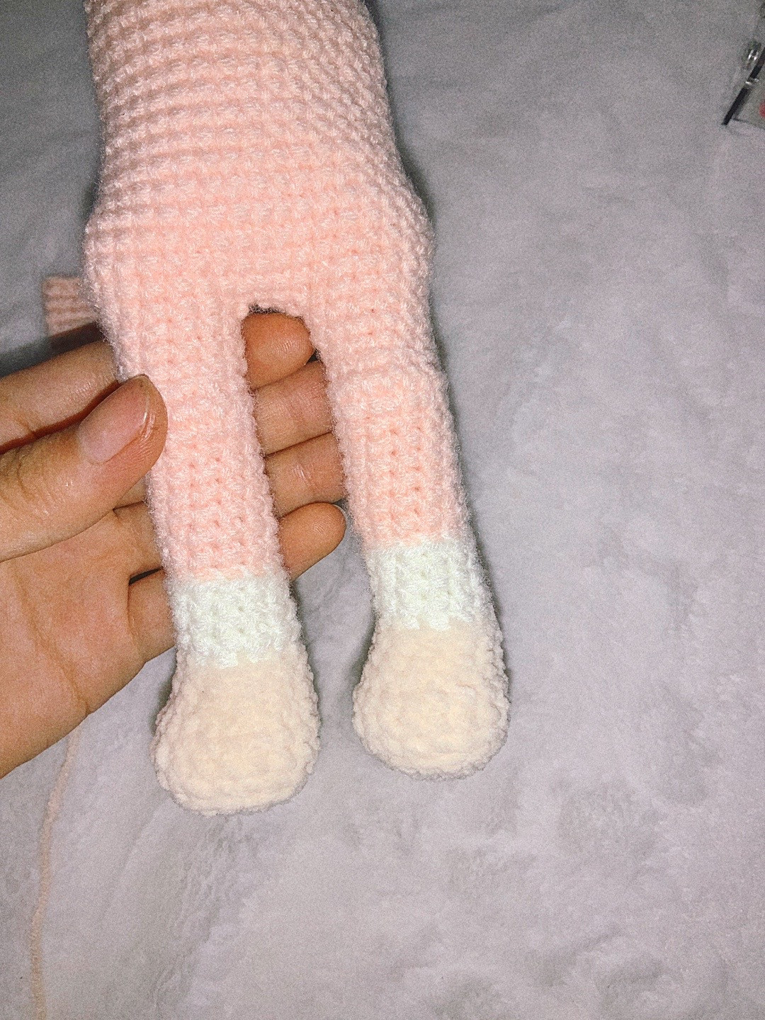 Hướng dẫn chi tiết cách móc búp bê cầu thủ bóng chuyền Vestel số 7 với trang phục đỏ và quả bóng