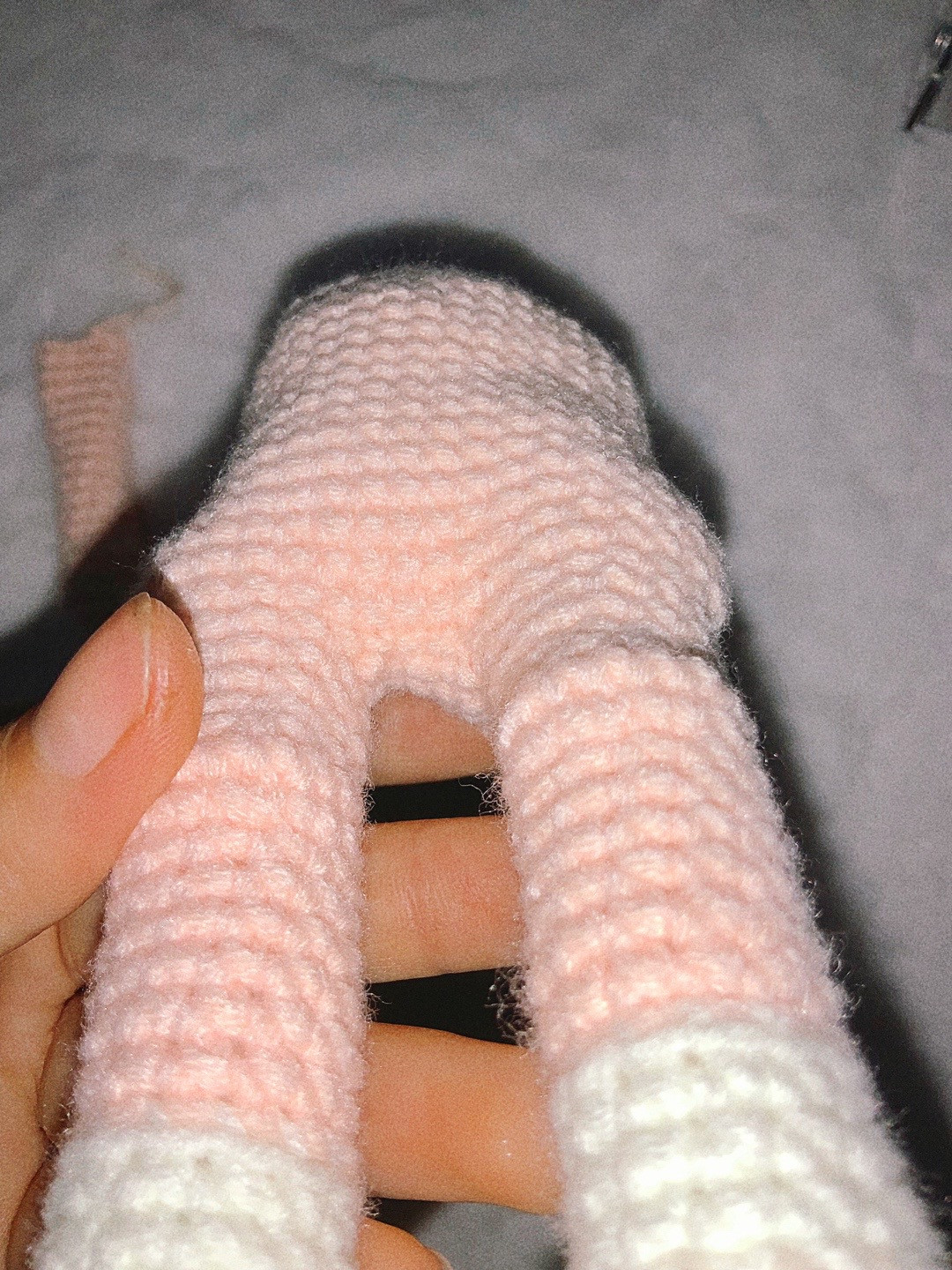 Hướng dẫn chi tiết cách móc búp bê cầu thủ bóng chuyền Vestel số 7 với trang phục đỏ và quả bóng