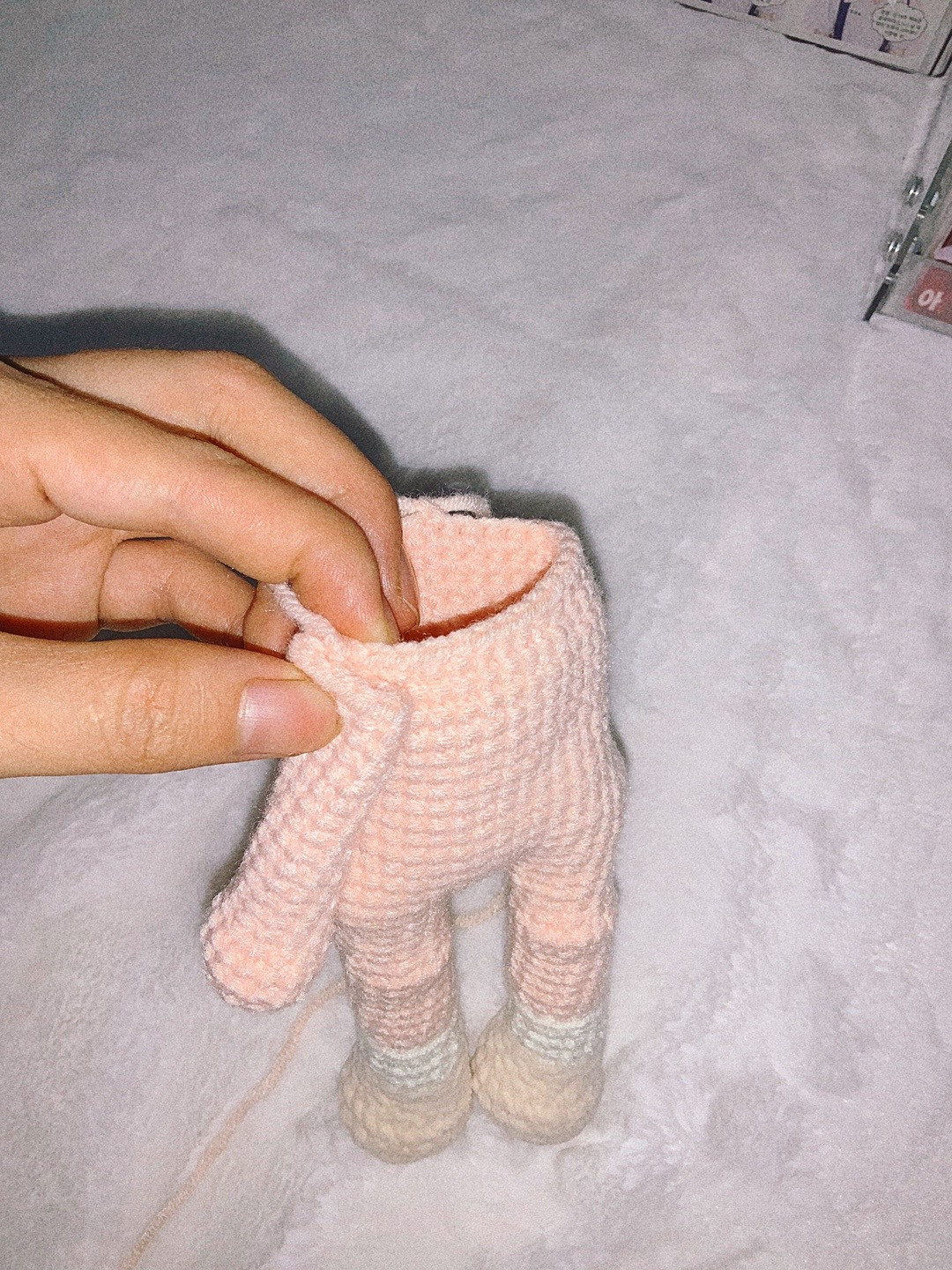 Hướng dẫn chi tiết cách móc búp bê cầu thủ bóng chuyền Vestel số 7 với trang phục đỏ và quả bóng