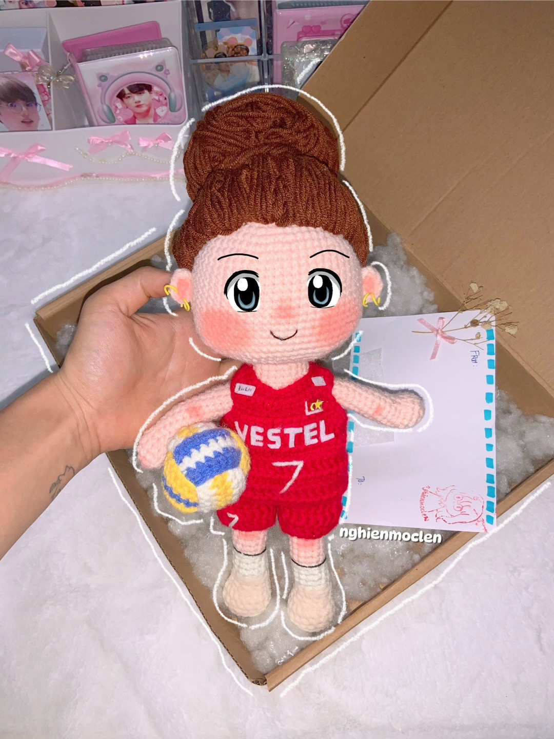 Hướng dẫn chi tiết cách móc búp bê cầu thủ bóng chuyền Vestel số 7 với trang phục đỏ và quả bóng