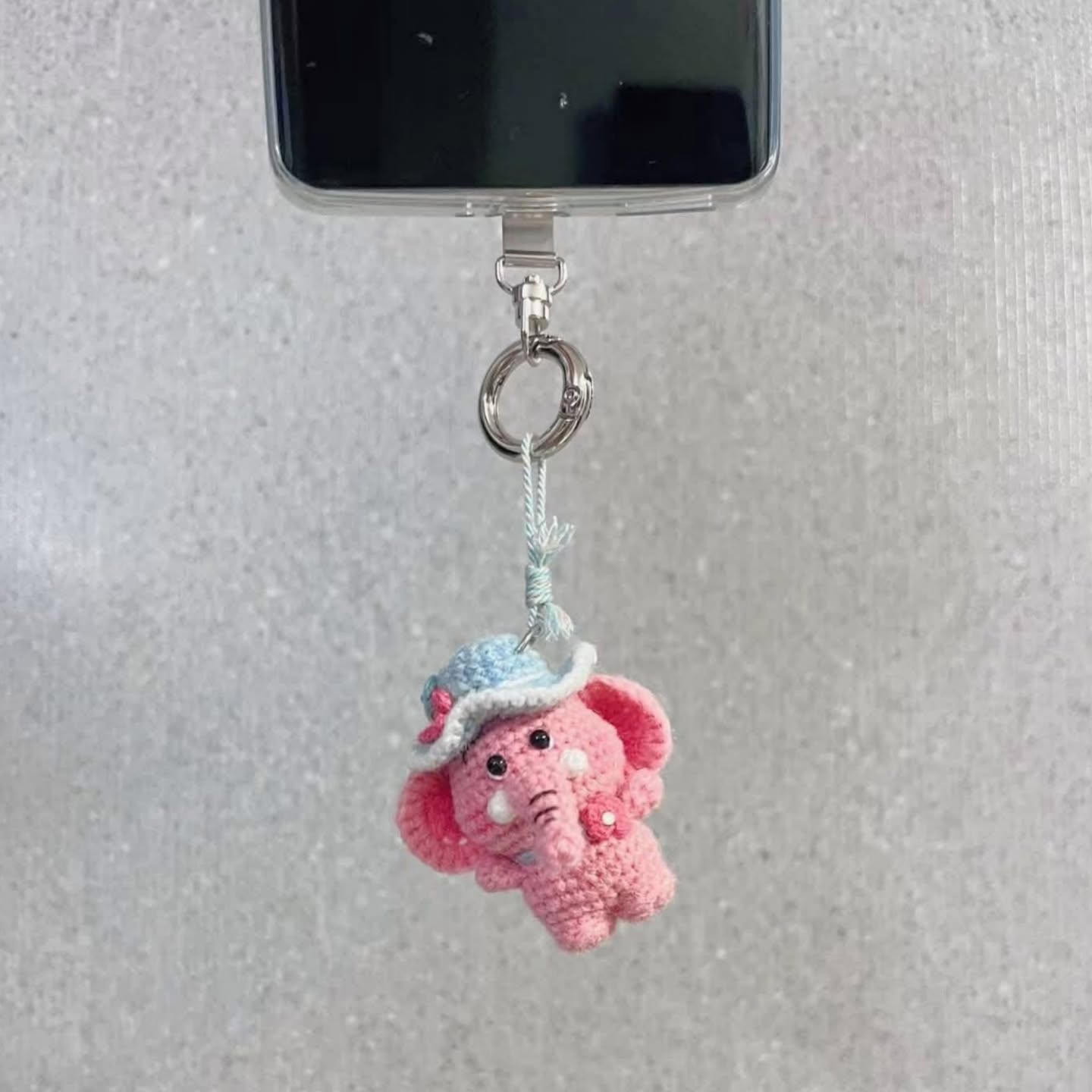 Hướng dẫn chi tiết cách móc búp bê chú voi mini làm chìa khóa, bao gồm danh sách nguyên liệu và các bước thực hiện